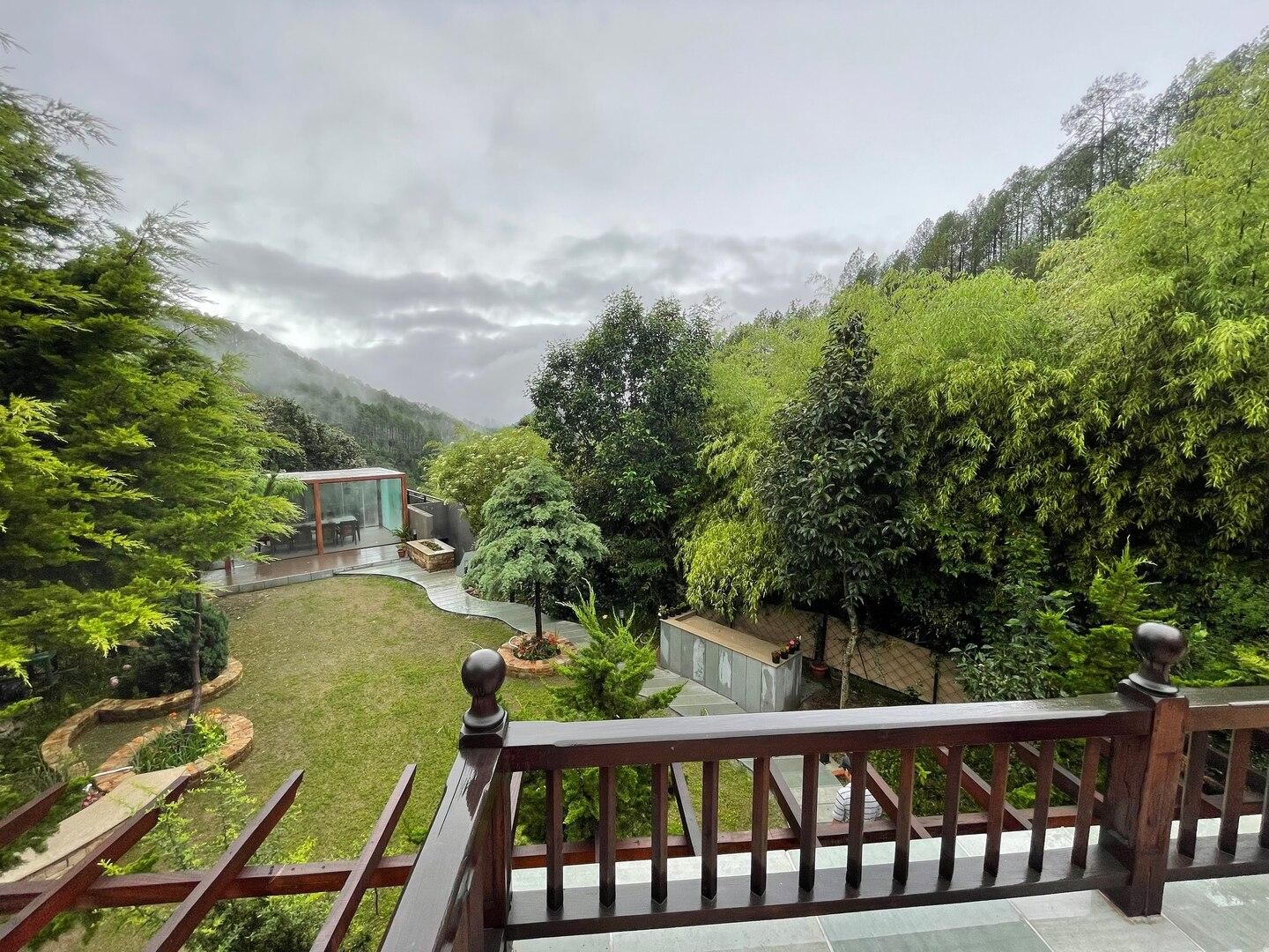 Divyam From BYLOO-  Private villa near Nainital balcony/terrace