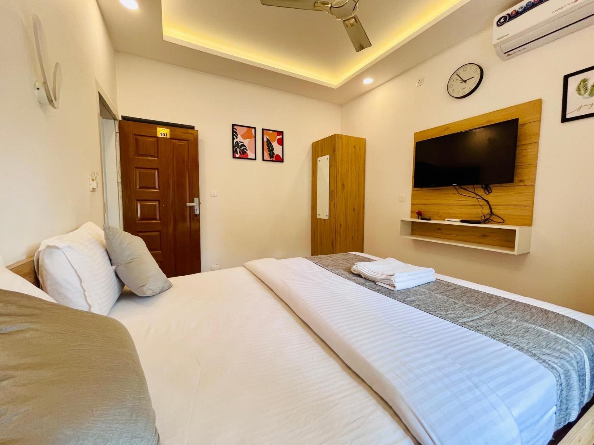 Oceana Hills Residency Deluxe Double Room with Superior Washroom 2