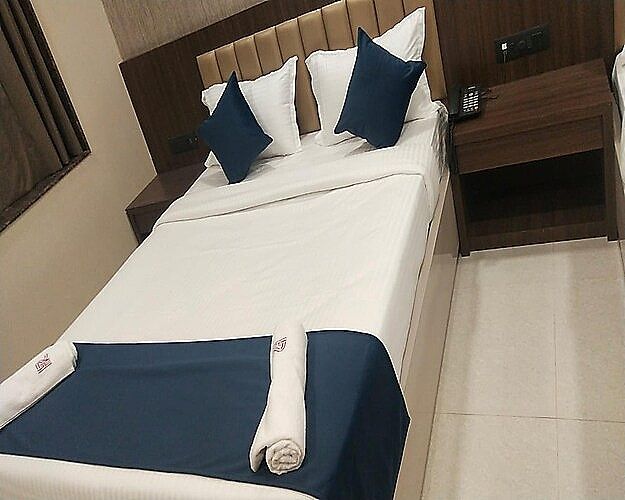 Hotel Rich Comfort Deluxe double bed ac 4