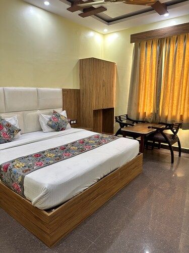 Deluxe Double Bedroom