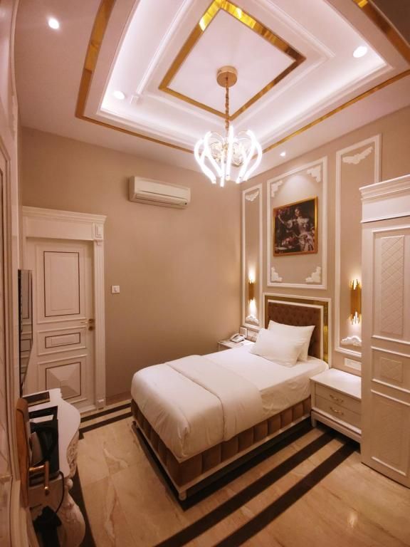 Anant Palace Deluxe Room 4