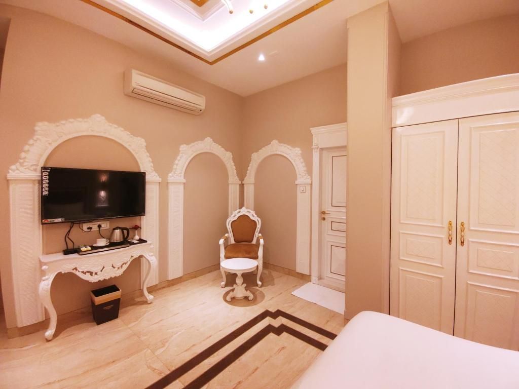 Anant Palace Deluxe Room 3