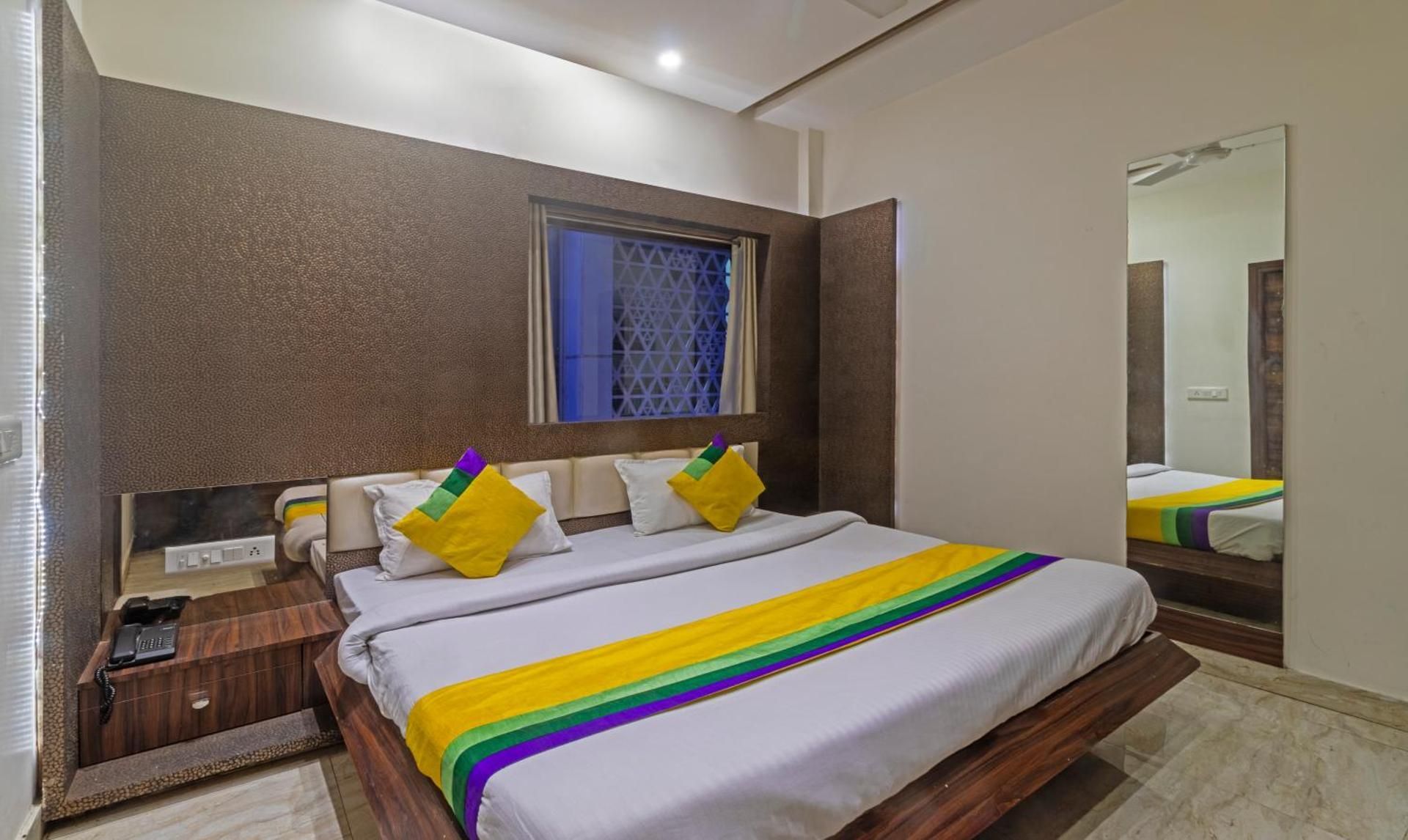 Itsy Hotels Shree Anand Dham, Near Prem Mandir Economy Double Room 3
