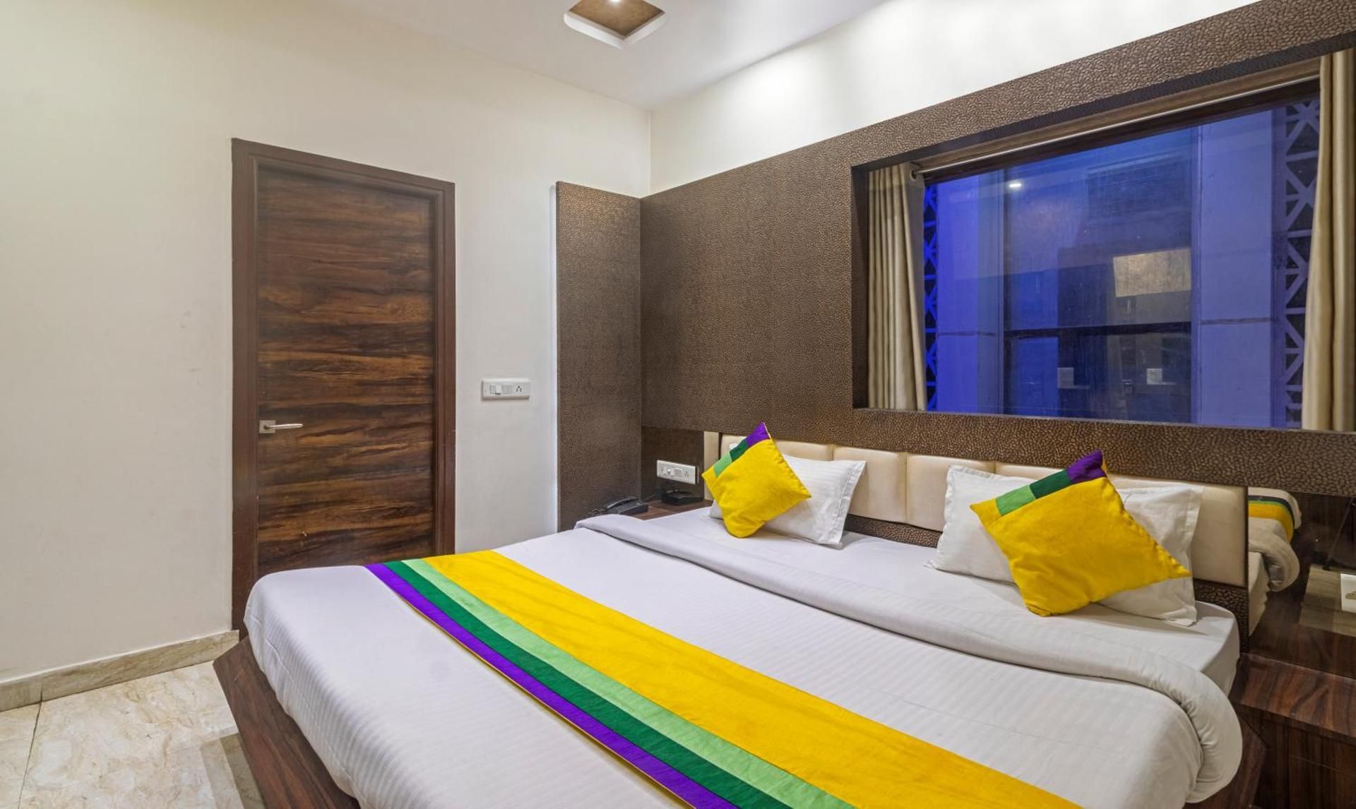 Itsy Hotels Shree Anand Dham, Near Prem Mandir Economy Double Room