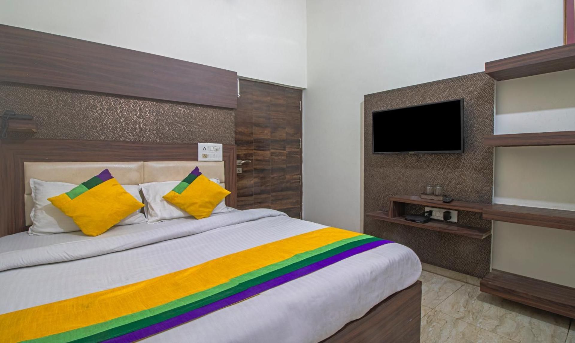 Itsy Hotels Shree Anand Dham, Near Prem Mandir Economy Double Room 2