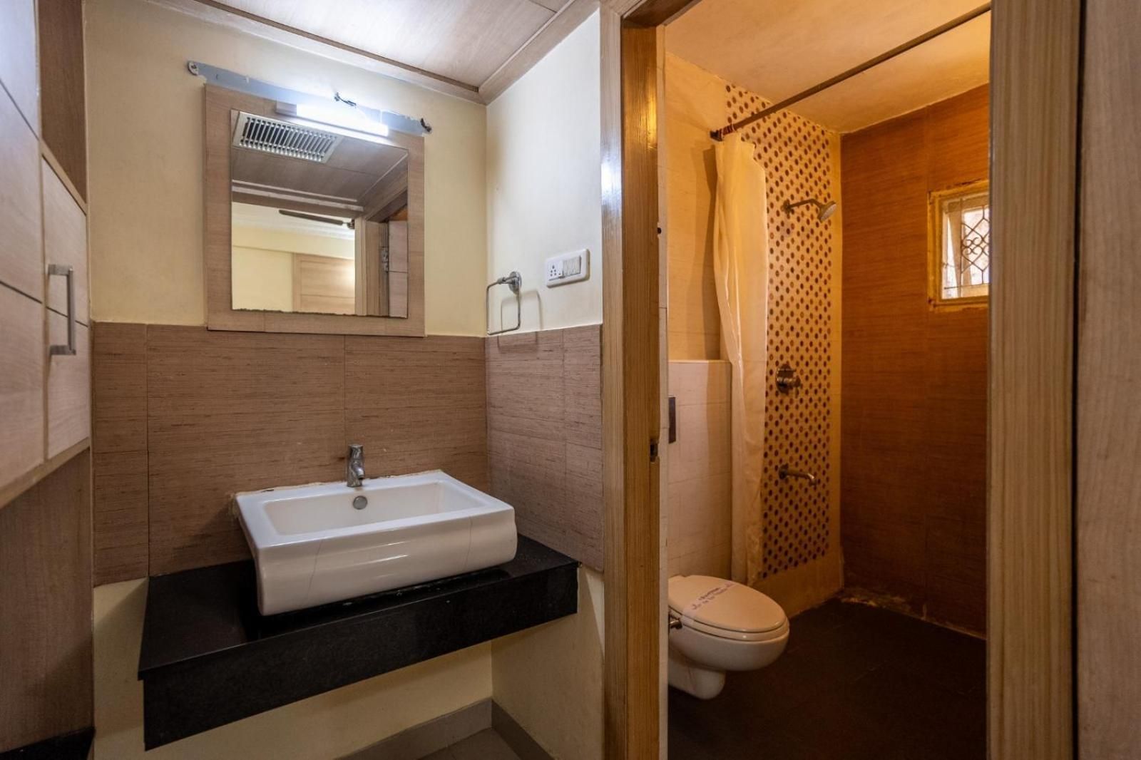 Sree Bharani Hotel Superior Double Room 6