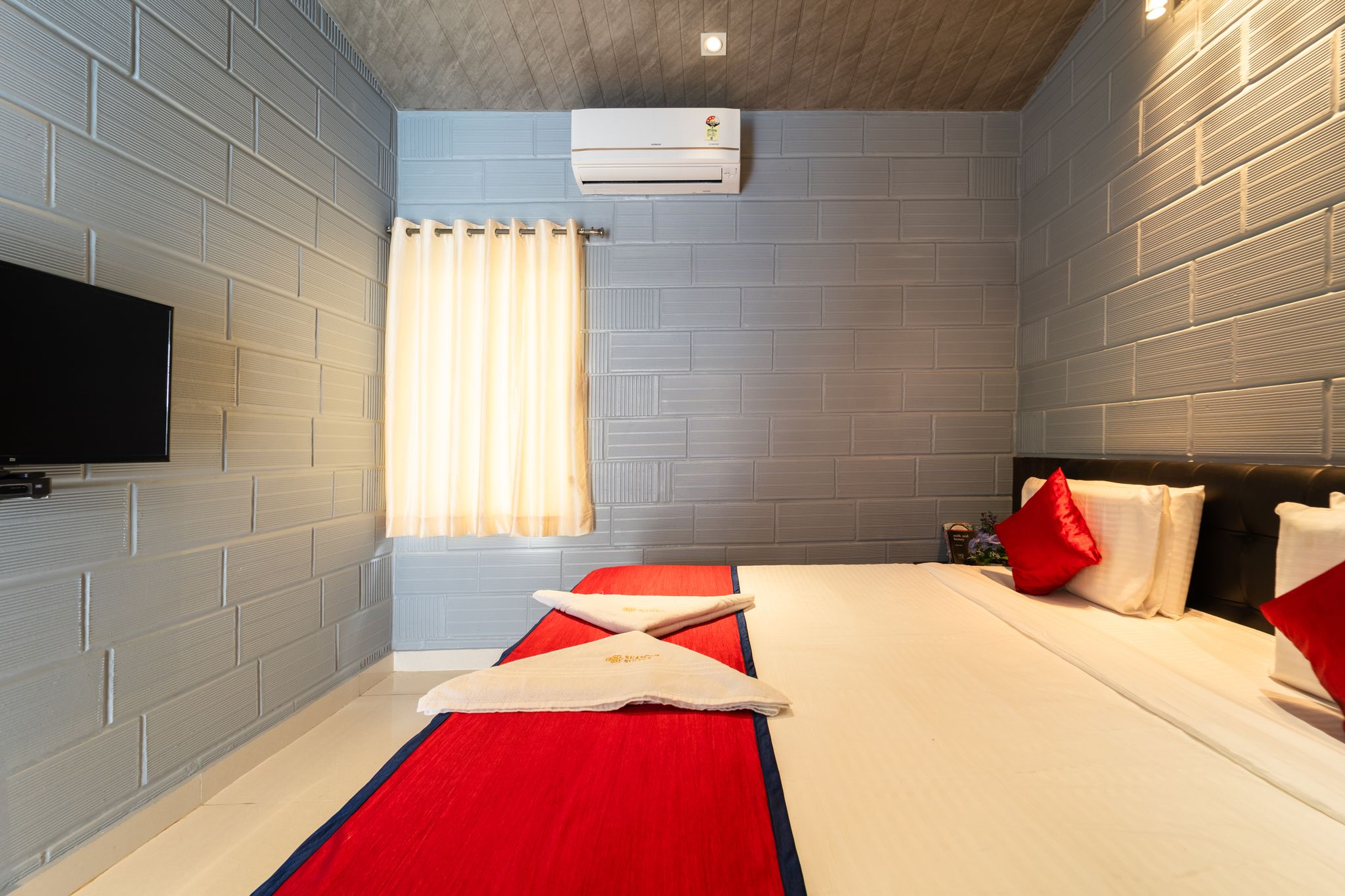 Seasons Suites-HBR Luxury Queen Room