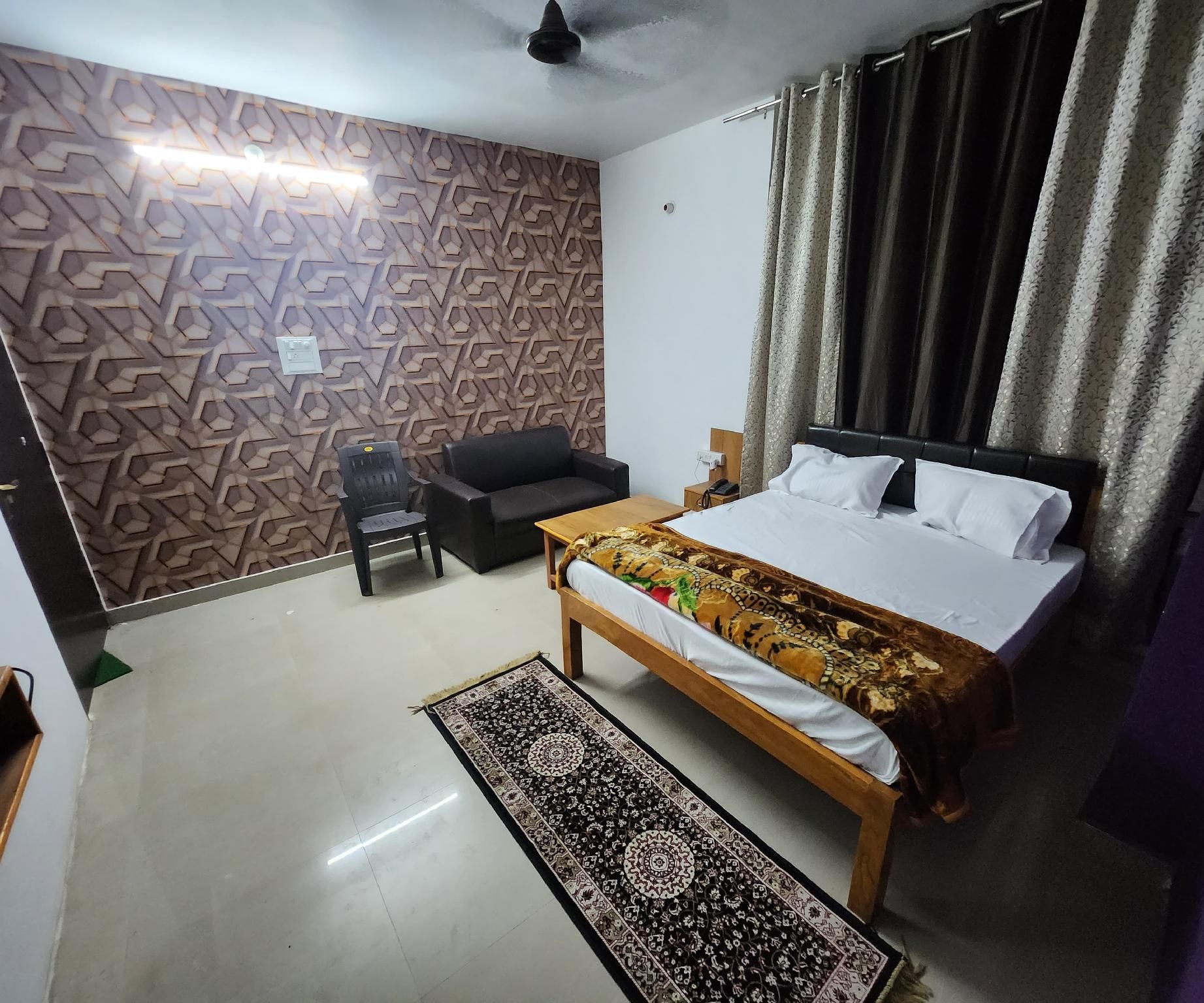 THE  KASHI PALACE INN Deluxe Room 2