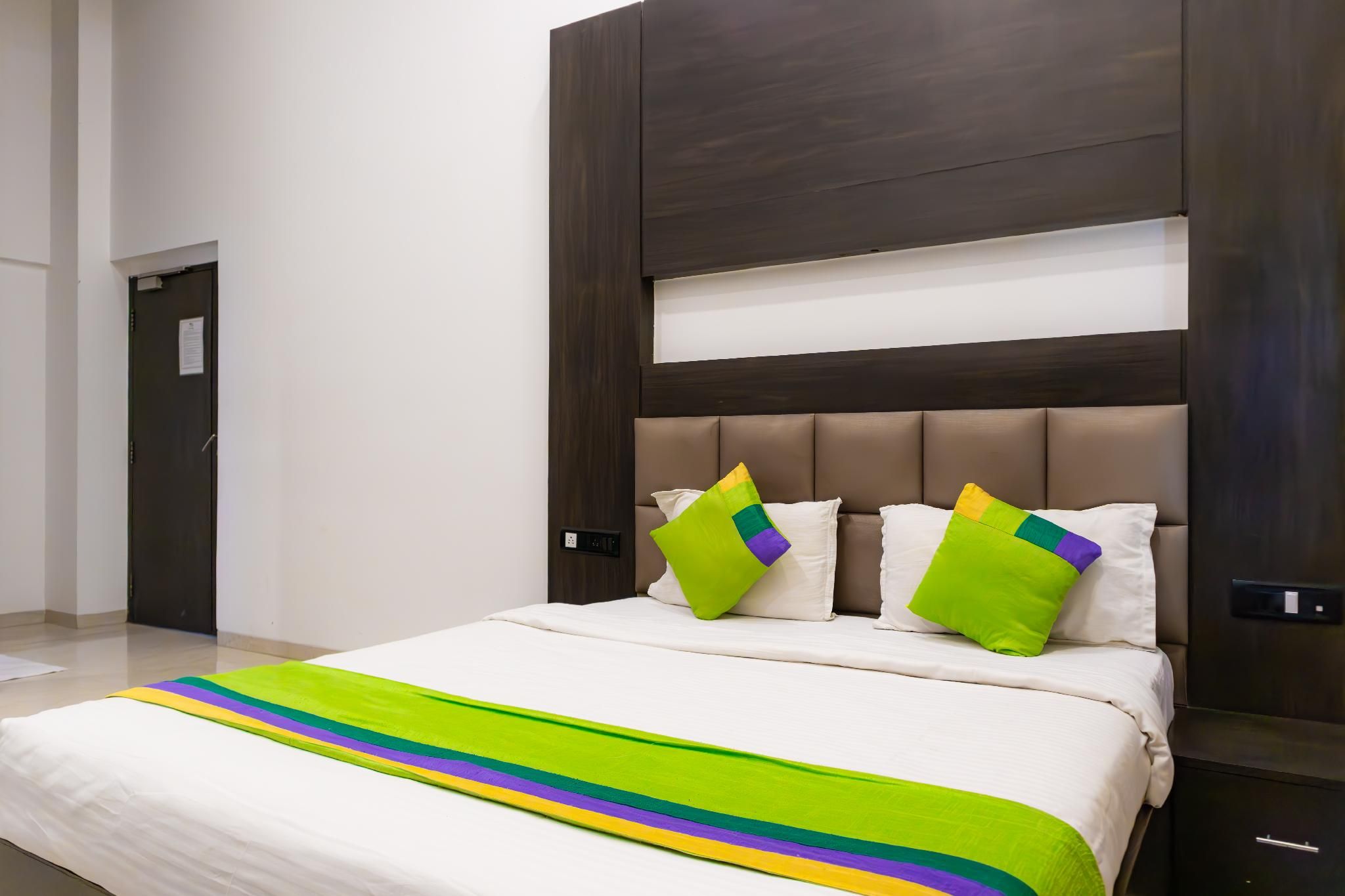 Treebo The Blue Roof Oak 3