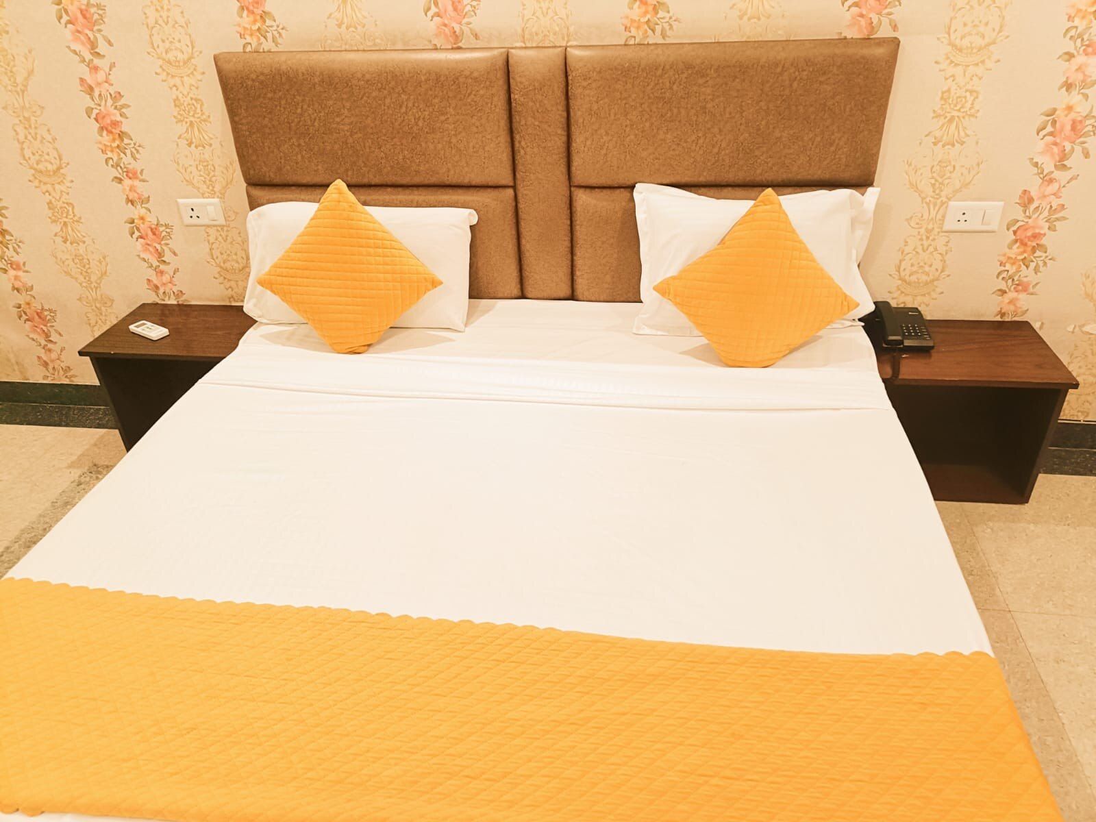 Hotel Ambience Plaza near IGI Airport Delhi Deluxe Double Room with Balcony 9
