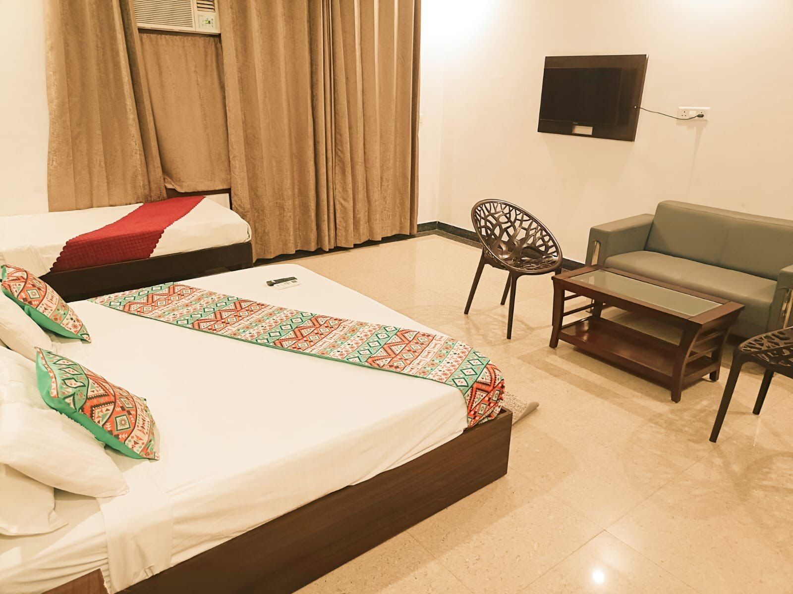 Hotel Ambience Plaza near IGI Airport Delhi Deluxe Double Room with Balcony 6