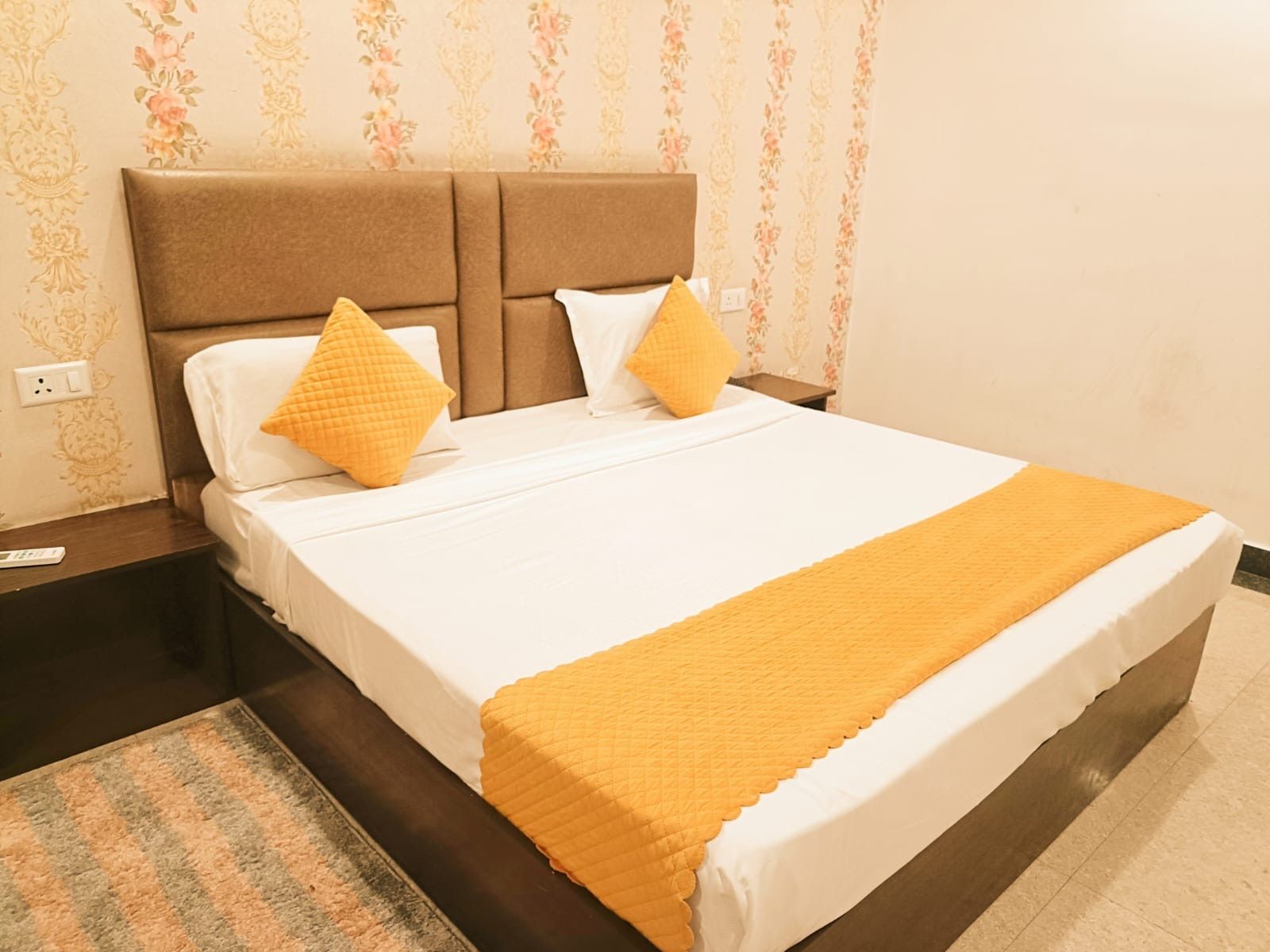 Hotel Ambience Plaza near IGI Airport Delhi Deluxe Double Room with Balcony 7