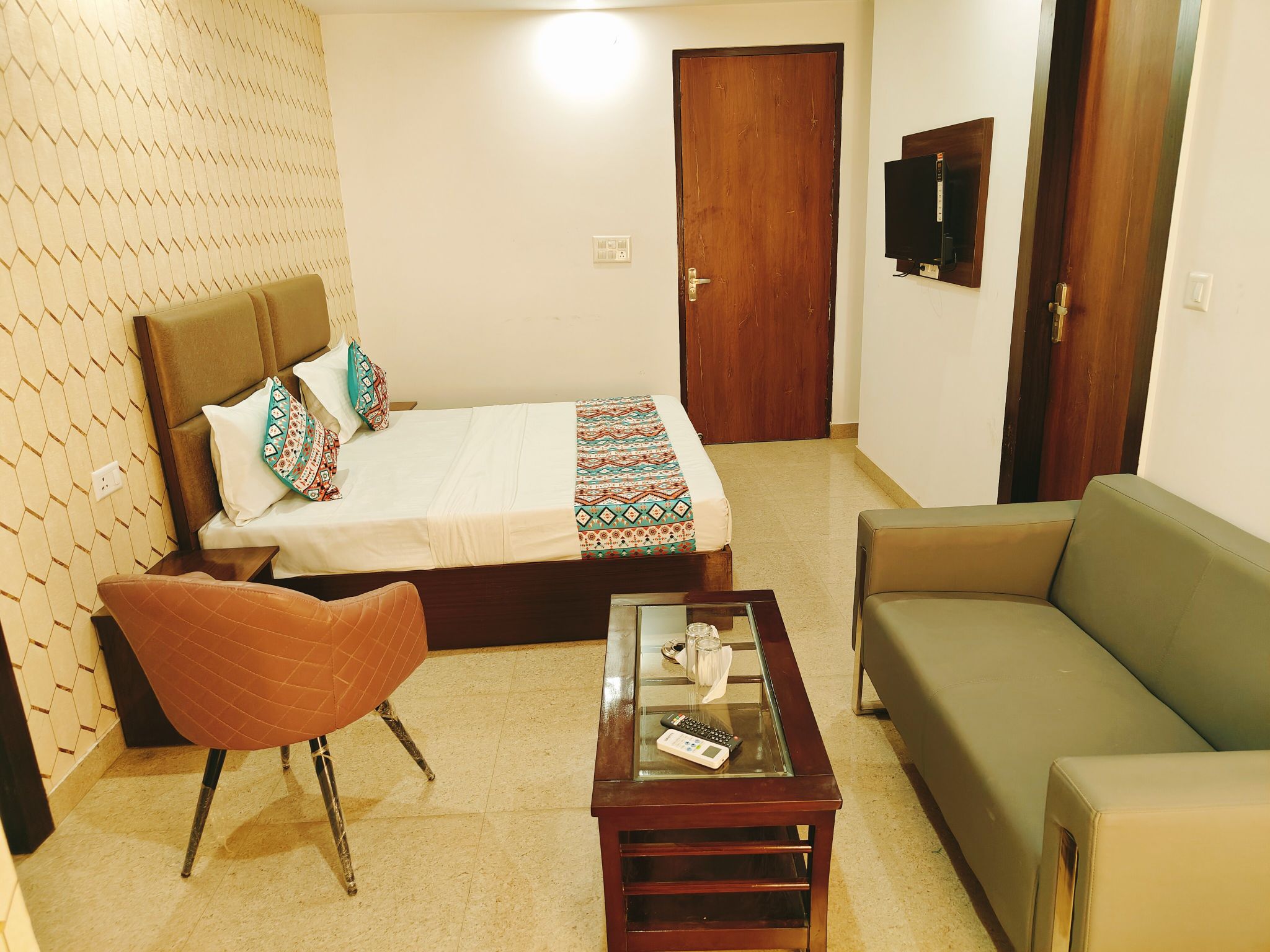 Hotel Ambience Plaza near IGI Airport Delhi Deluxe Double Room with Balcony 8
