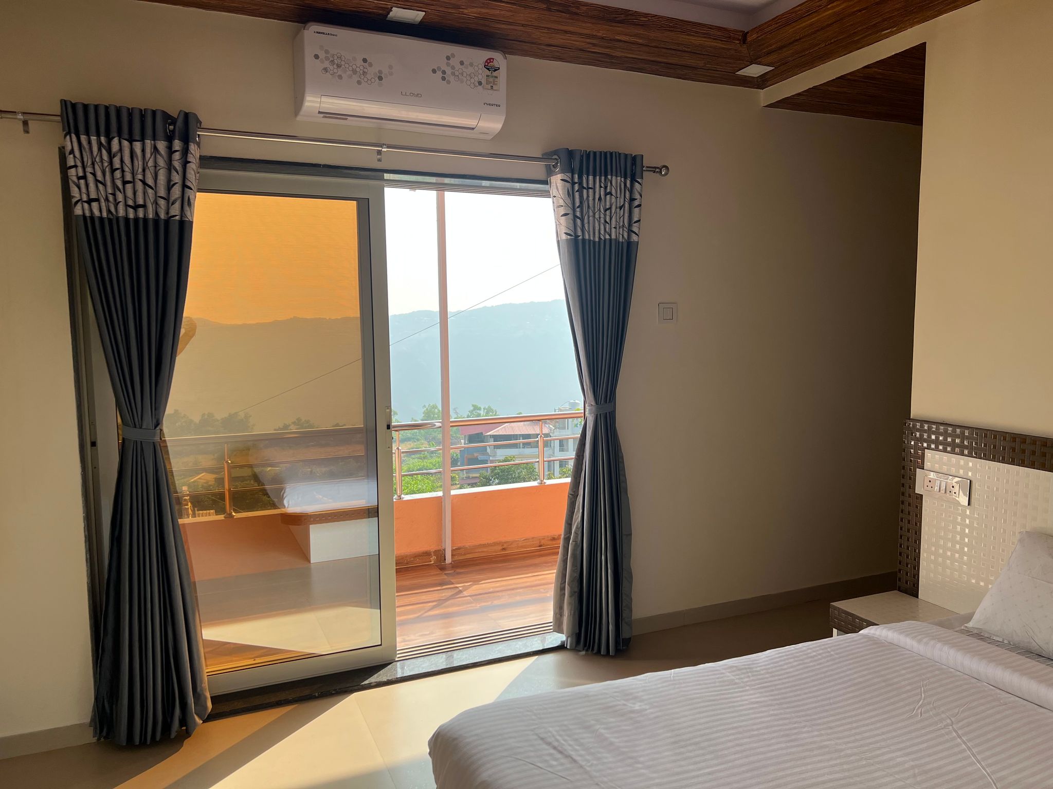 Premium Room With Private Balcony Mountain View