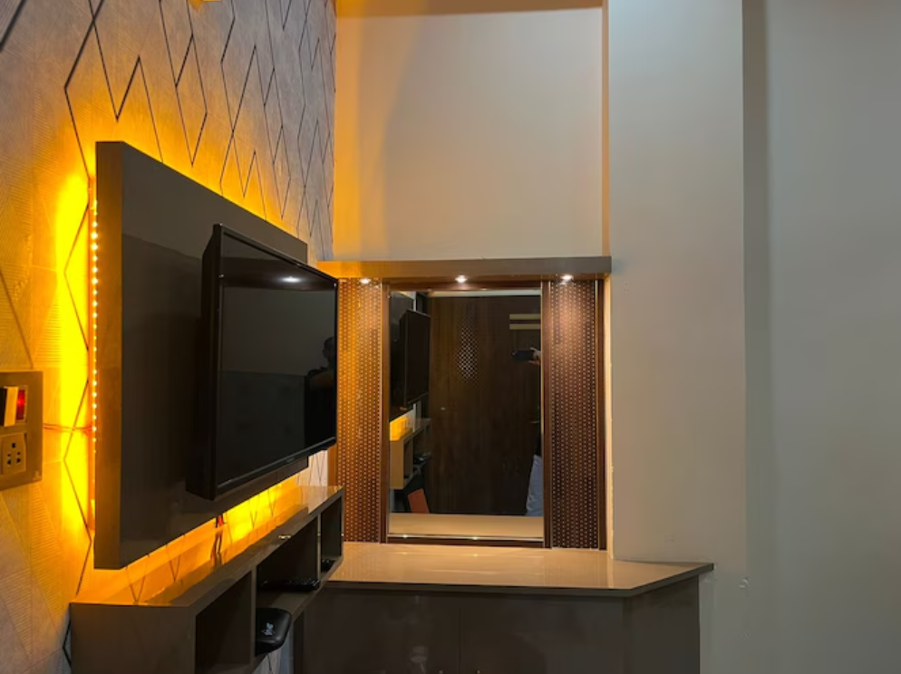 Krishna Paradise Deluxe Room 6