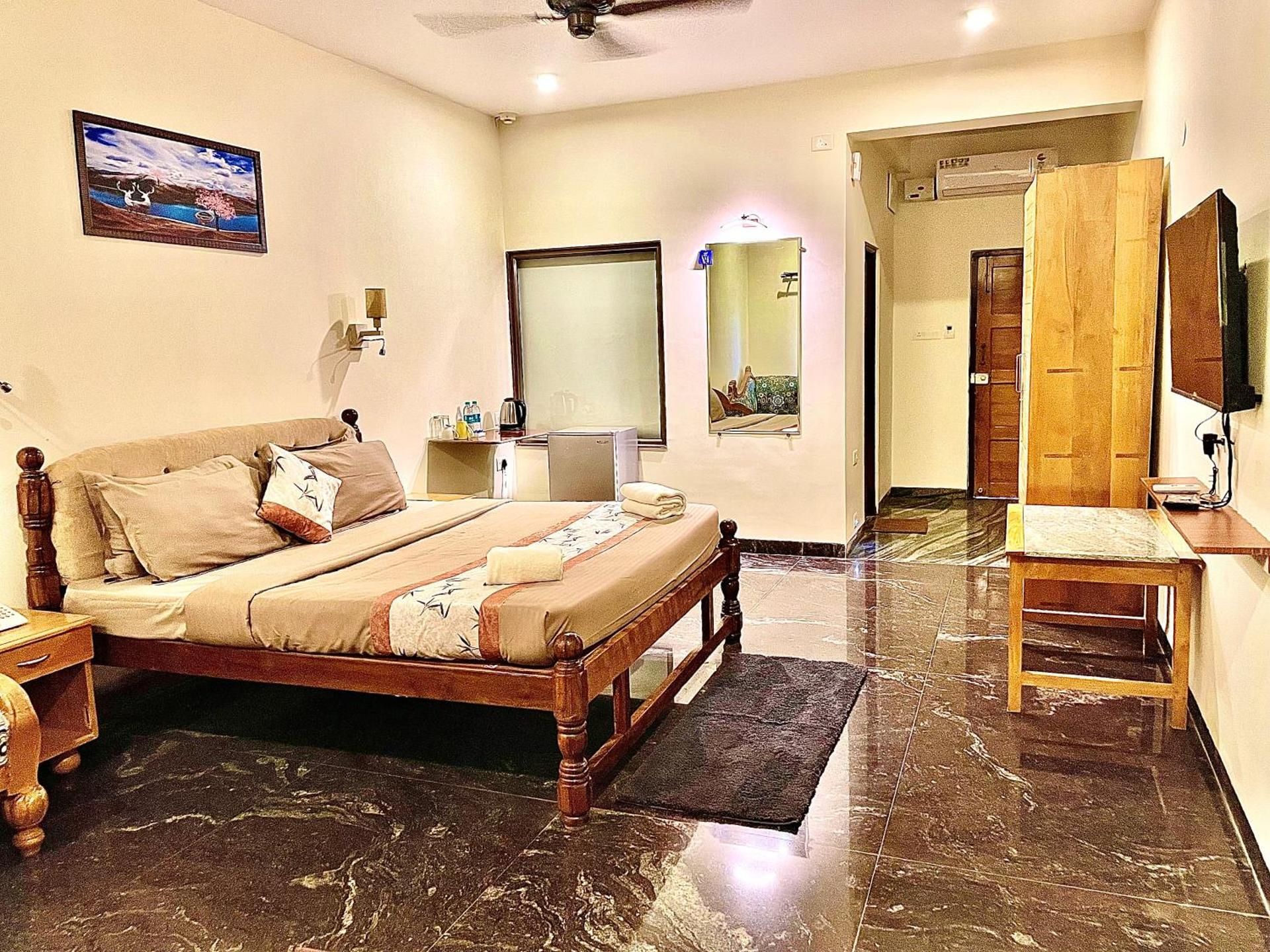 Deluxe Room with Balcony and Sea View