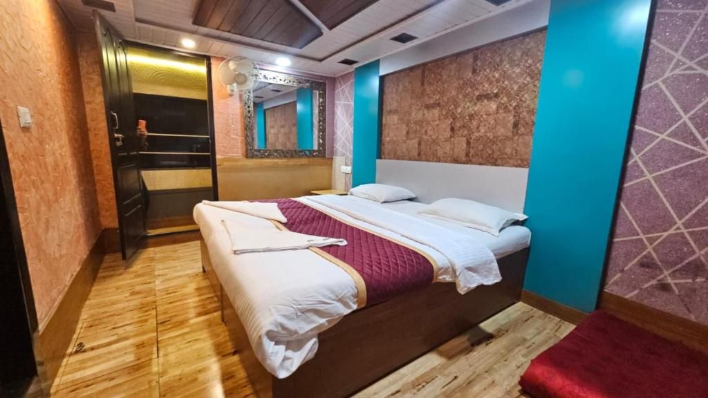 7 Bedroom Houseboat