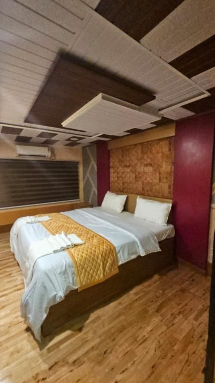 8 Bedroom Houseboat