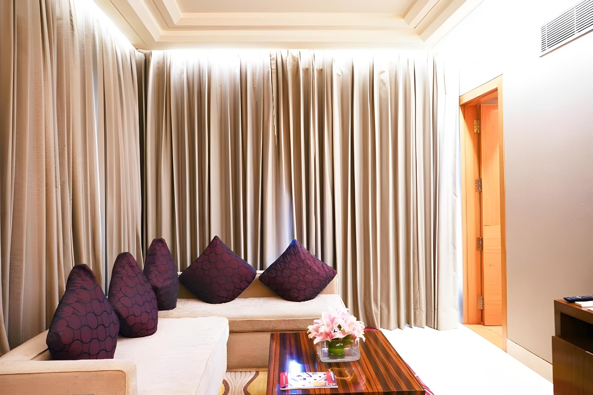 SUITE 1 King Bed 1 Bedroom Suite Lounge Access