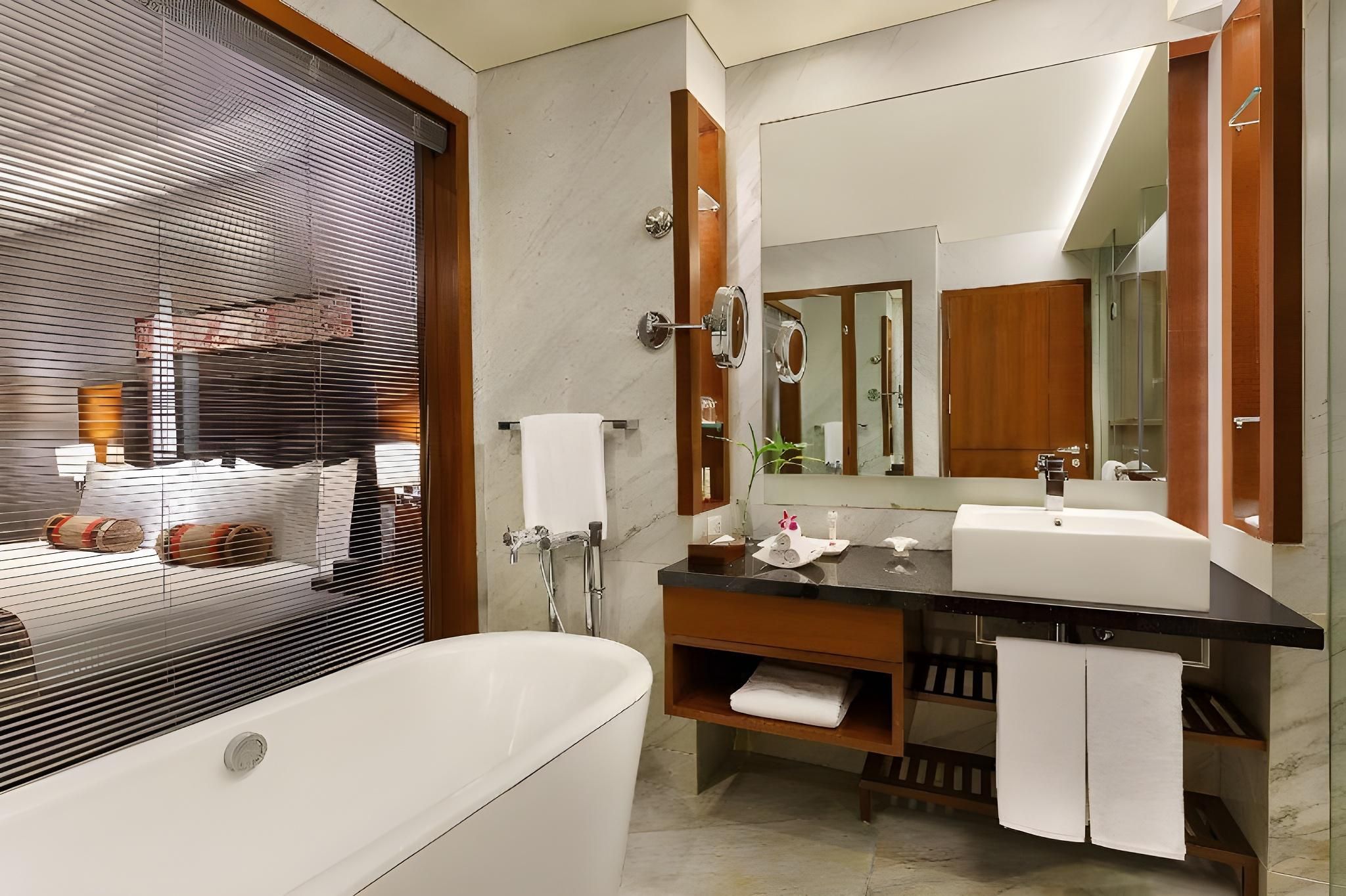 SUITE 1 King Bed 1 Bedroom Suite Lounge Access