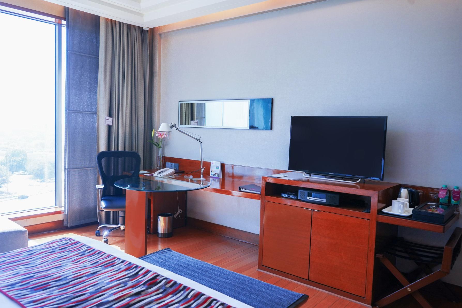 Crowne Plaza Today Gurgaon 1 King Bed Standard Pool Vw Smoking 3