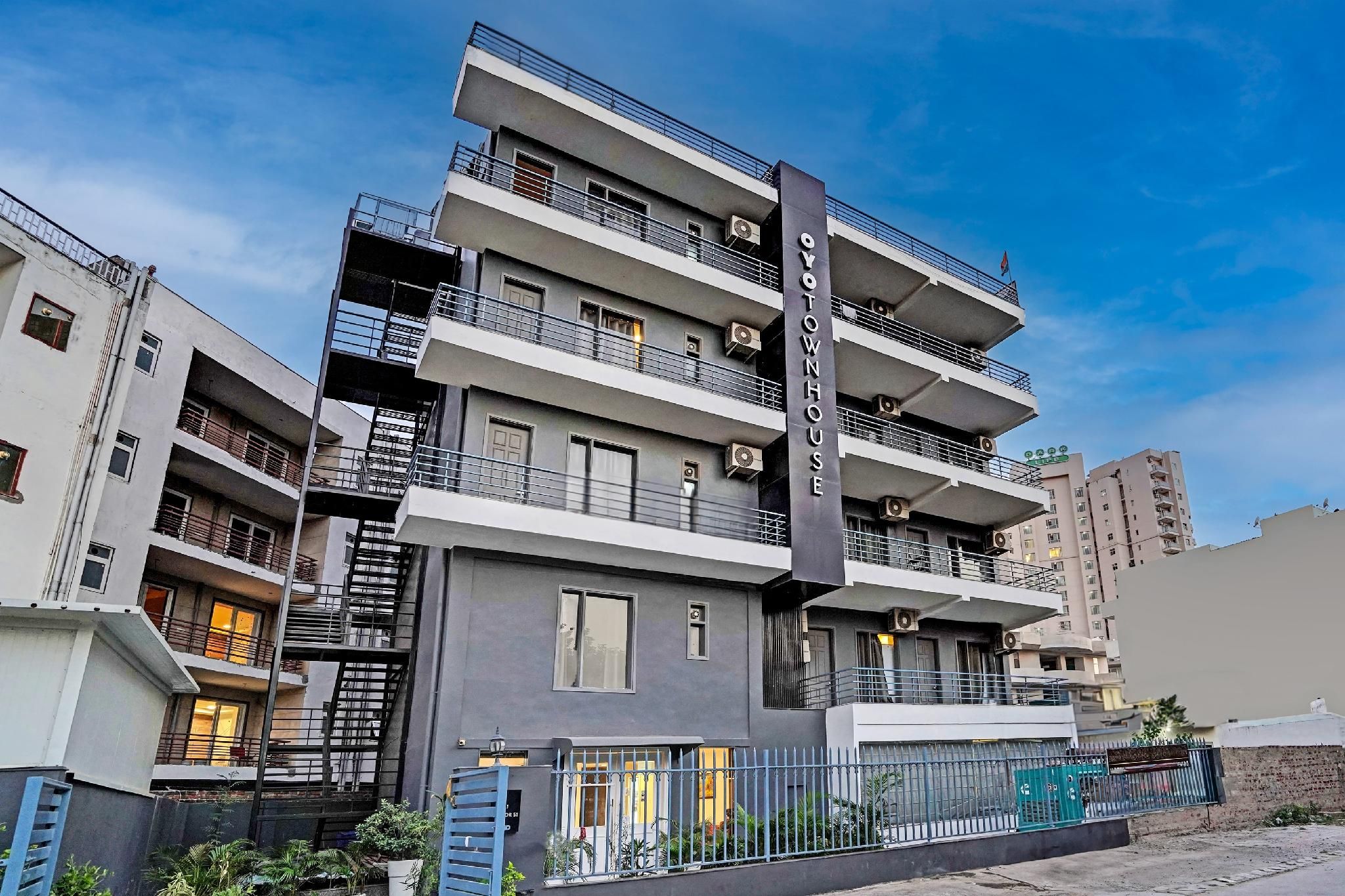 Townhouse 290 Wedding Huts Near Bestech Central Square Mall