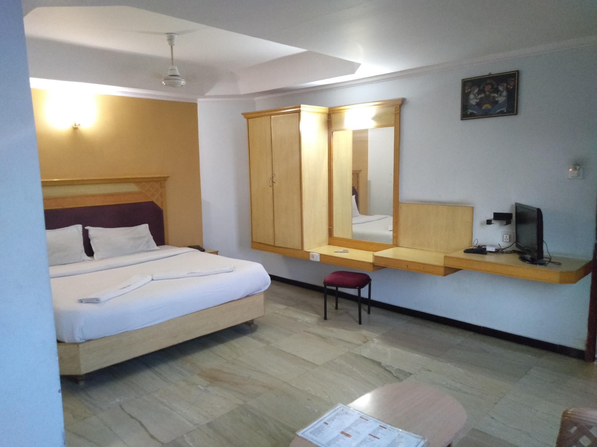 Double Bed ,Air Conditioning ,Cable Tv,Private Bathroom