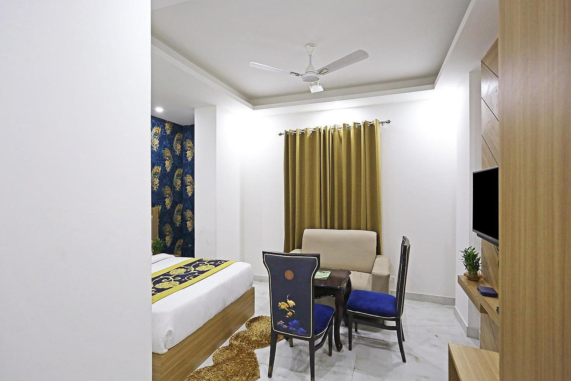Hotel Decent Suites Delhi Airport Deluxe King Room 7