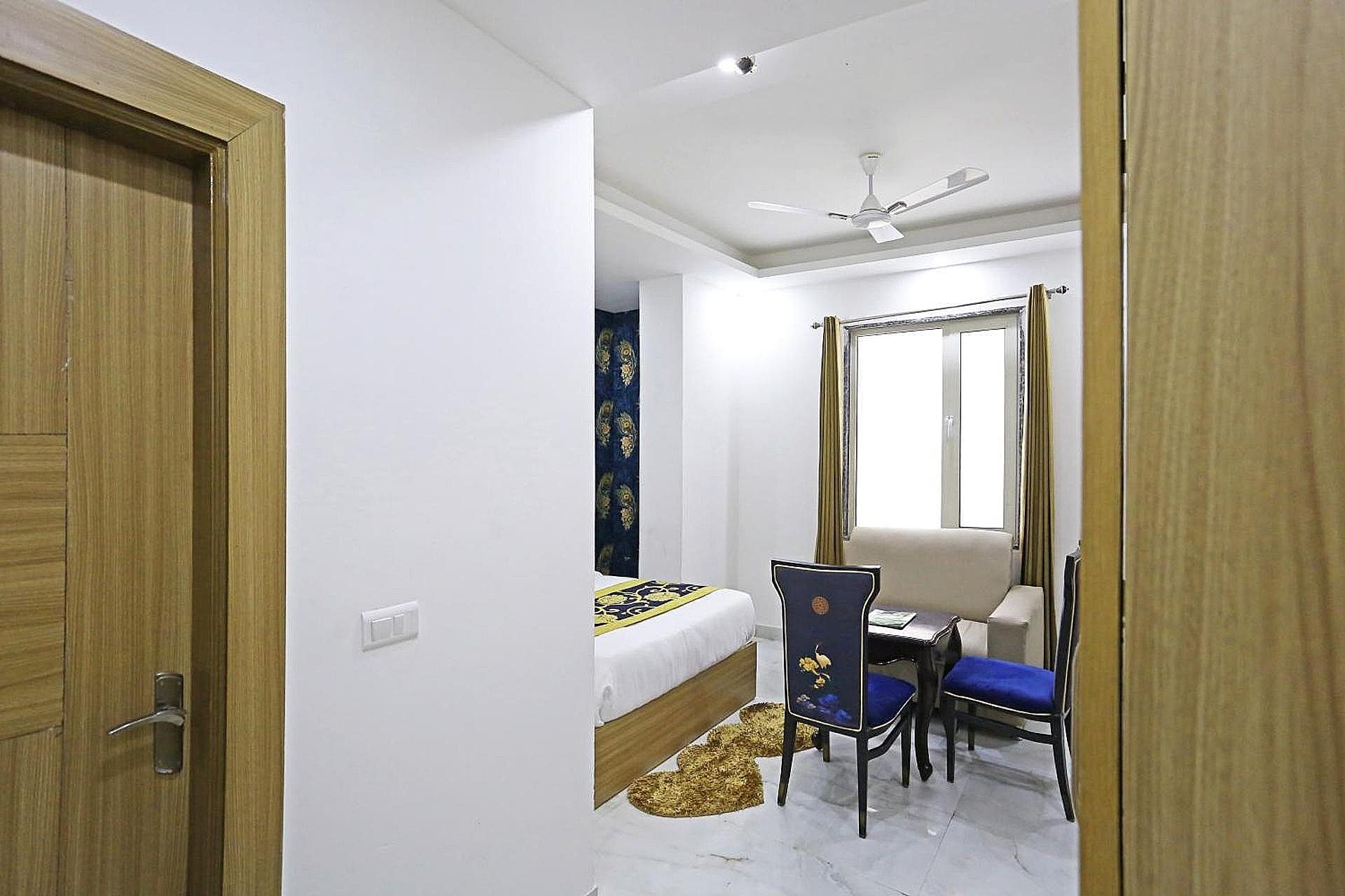 Hotel Decent Suites Delhi Airport Deluxe King Room 5