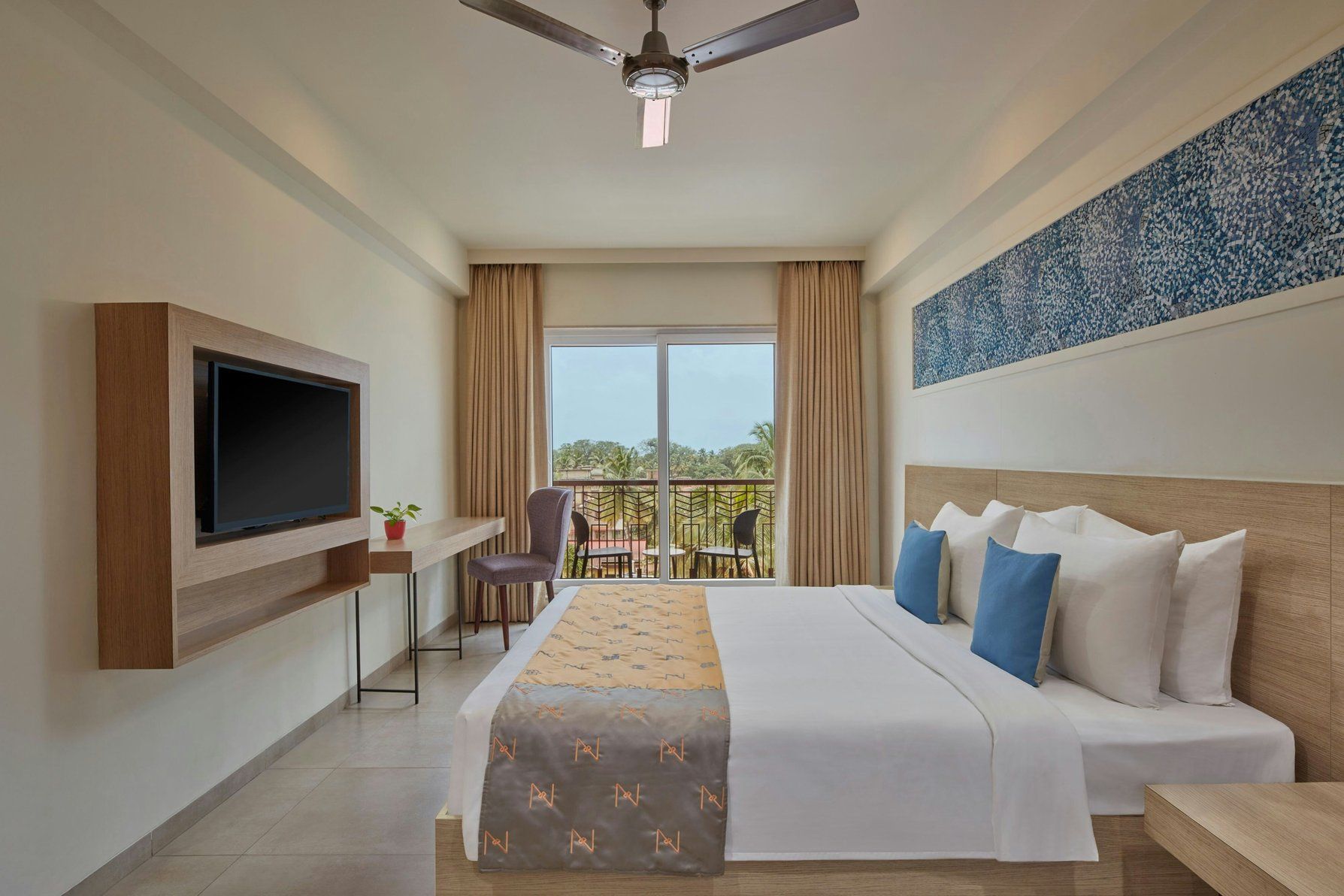 Queen Guestroom - Window View