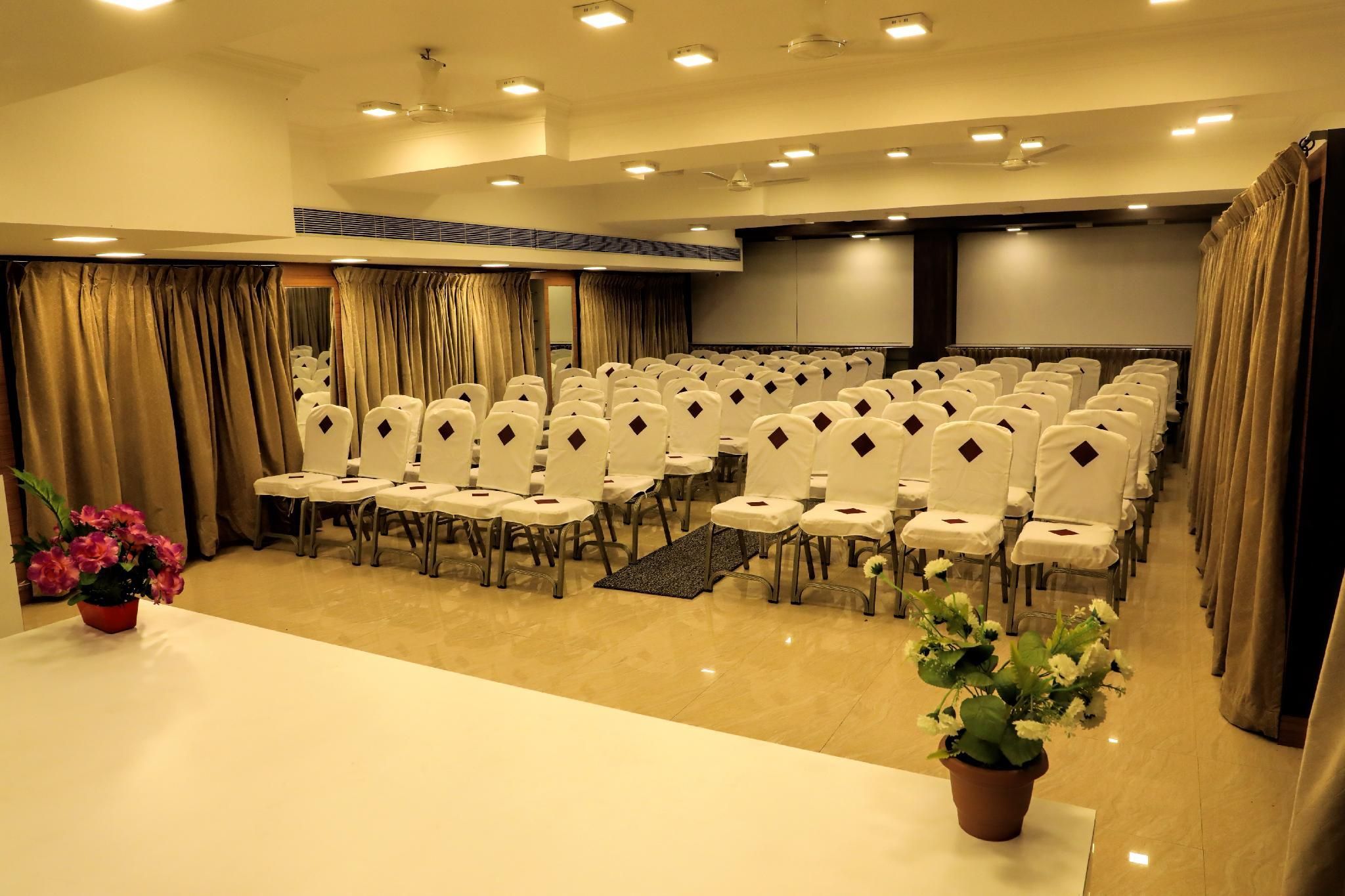 Hotel SSK Grand - Kanchipuram ballroom