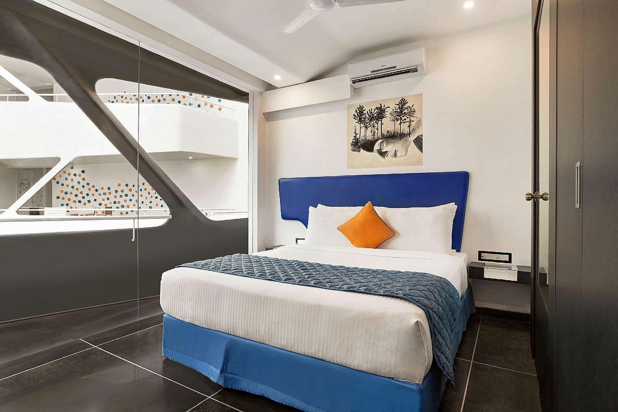 1 Queen Bed, Mobility Accessible Room, Roll-In Shower, Non-Smoking