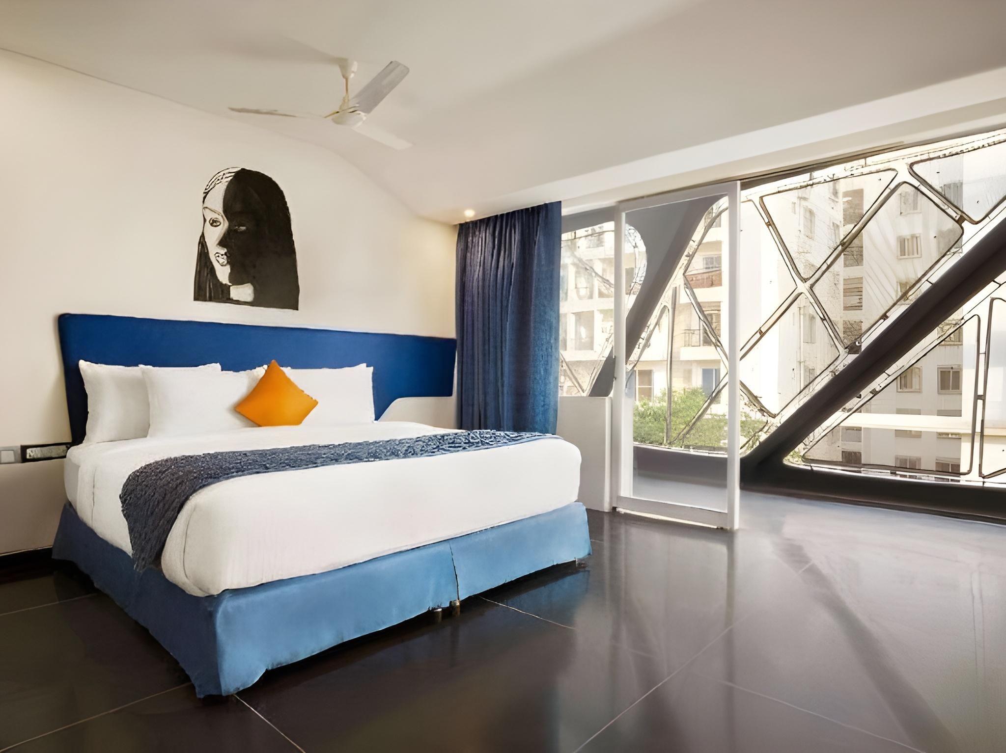 1 King Bed, Business Room, Non-Smoking