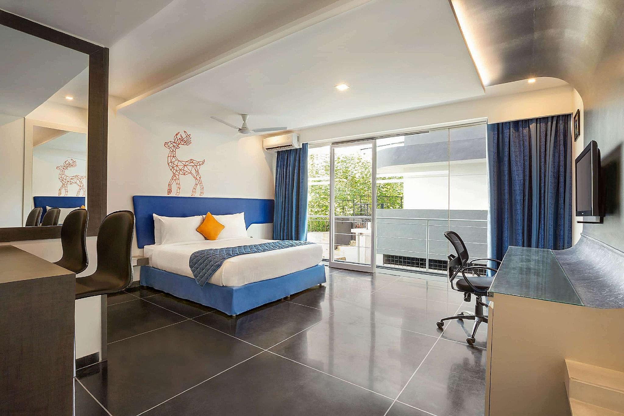 1 King Bed, Business Room, Non-Smoking