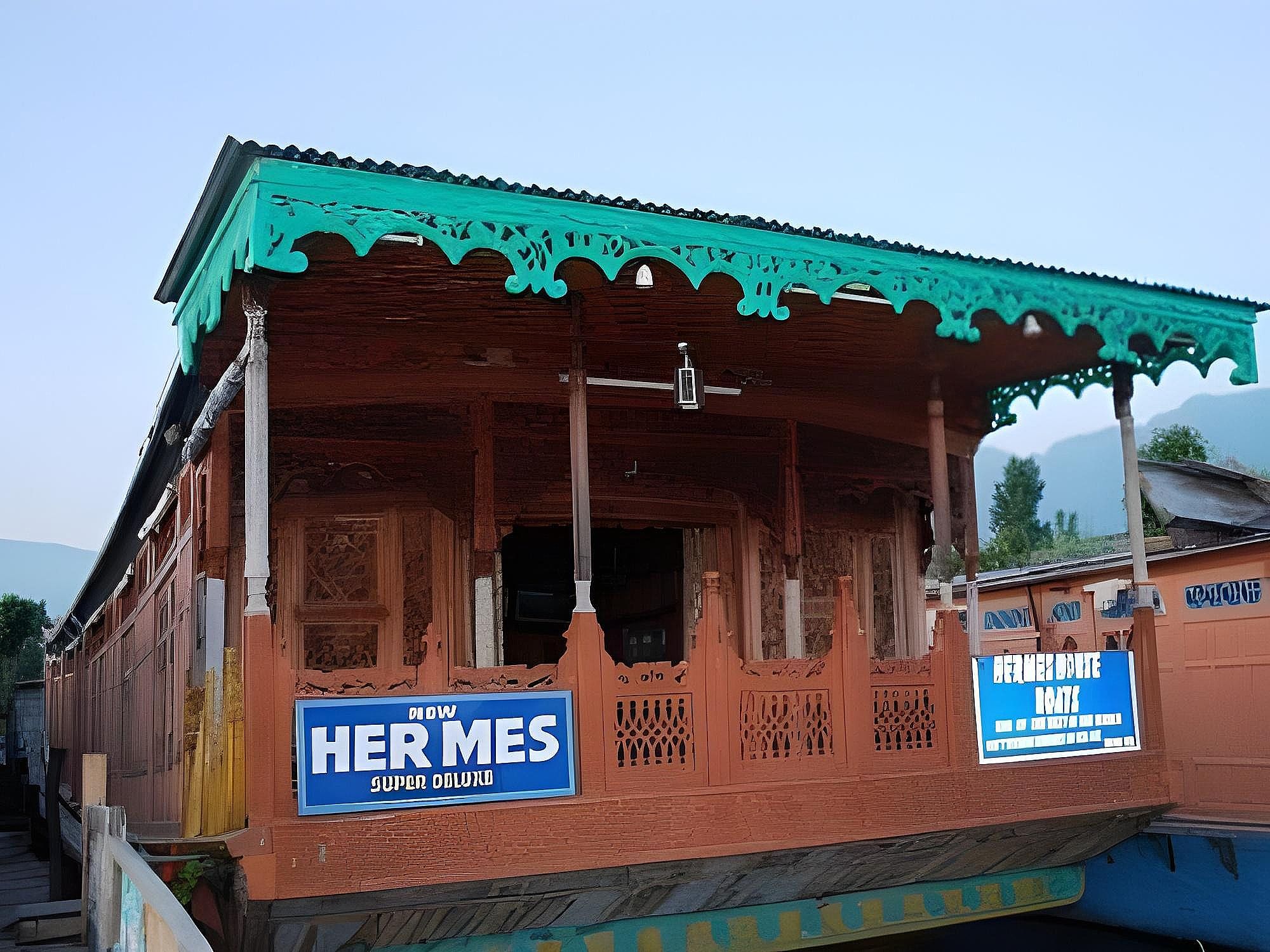 Hermes Houseboat
