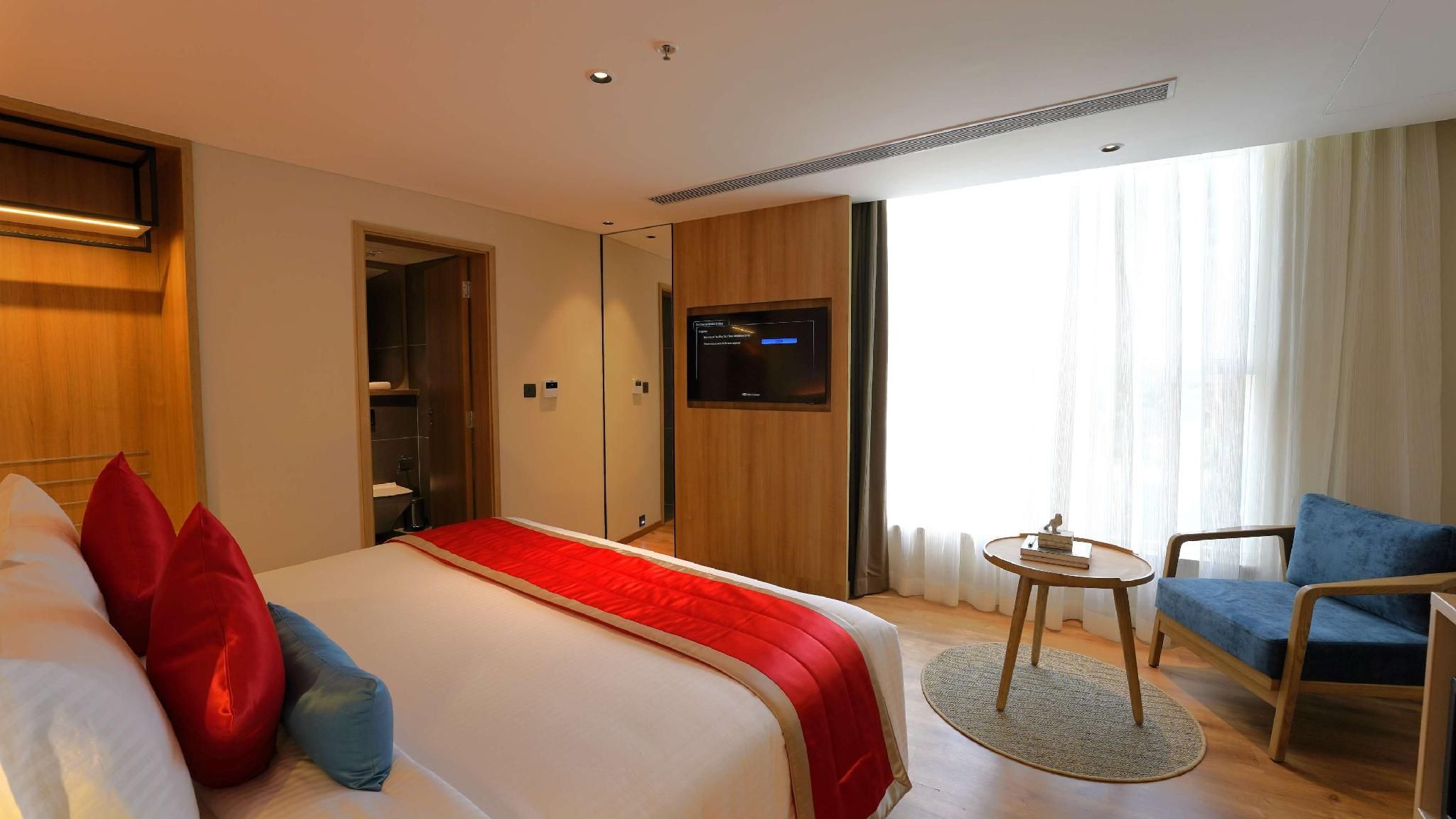 1 King Bed,Non-Smoking,Premium Room,Smart Tv,Garden View,Mini Bar,Coffee Tea Maker,Full Breakfast