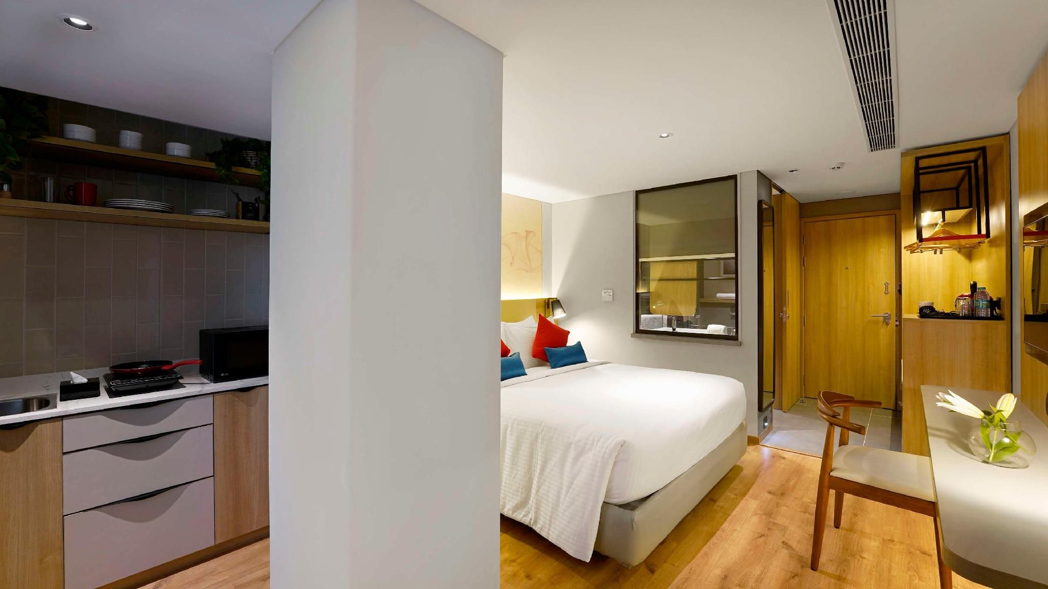 1 King Bed,Non-Smoking,Deluxe Roome Room,SmartTv,Kitchenette,MiniBar,Coffee Tea Maker,Full Breakfast