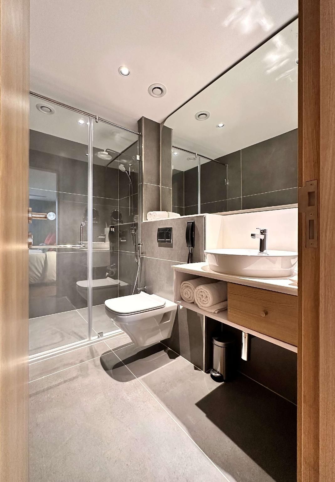 1 King Bed,Non-Smoking,Deluxe Roome Room,SmartTv,Kitchenette,MiniBar,Coffee Tea Maker,Full Breakfast