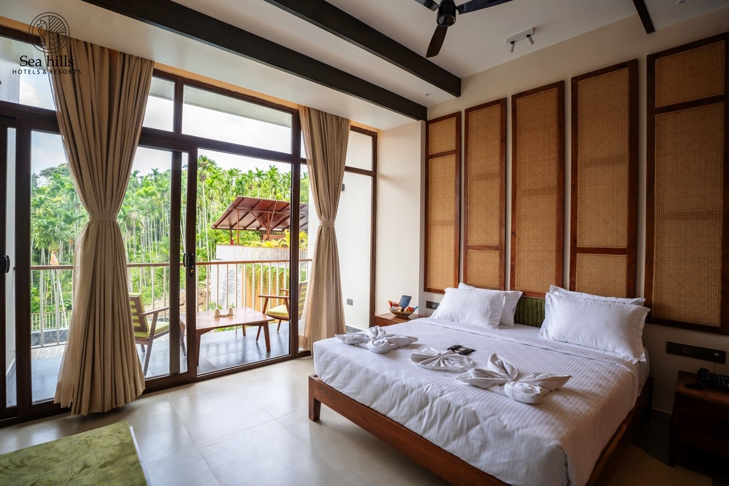 La Bougainvillea with Bathtub Room