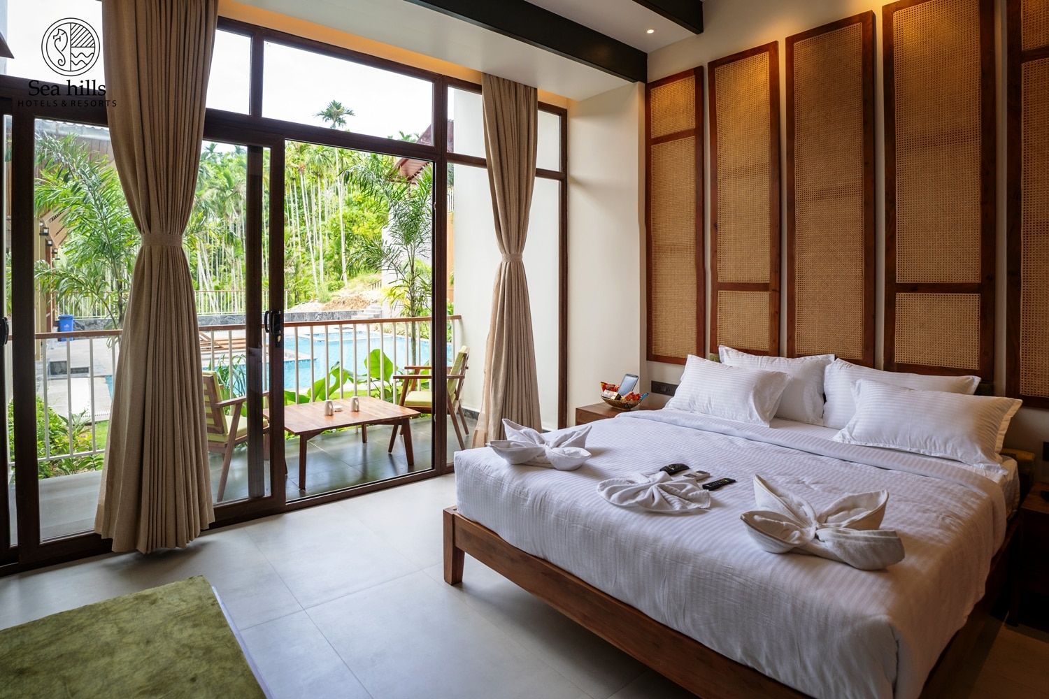 La Bougainvillea with Bathtub Room