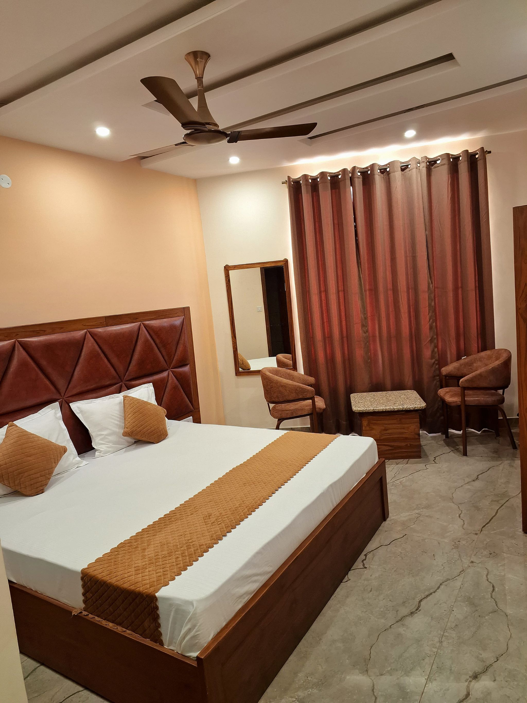 LUXURY ROOM