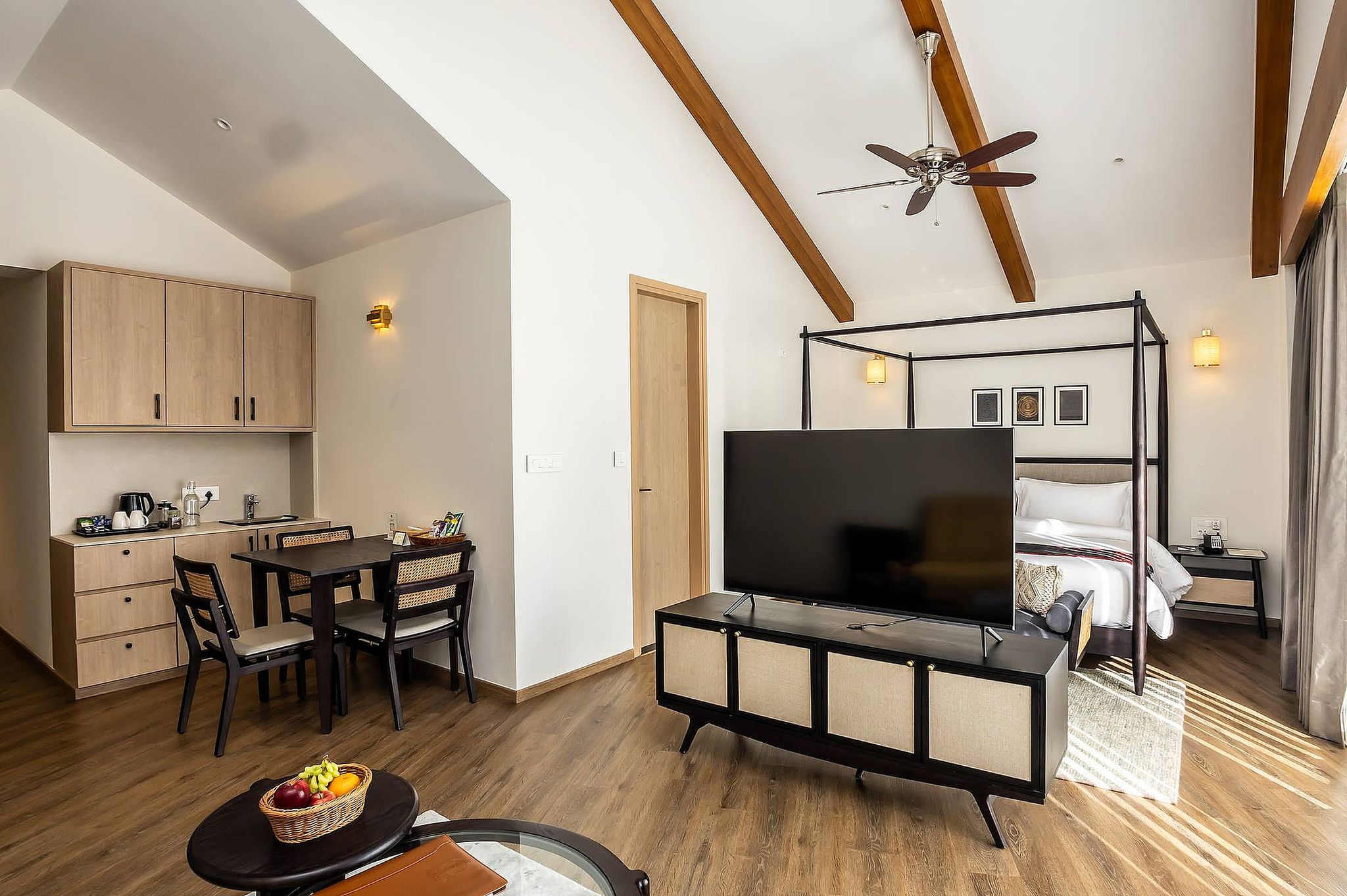 Suite with Balcony and Mountain View