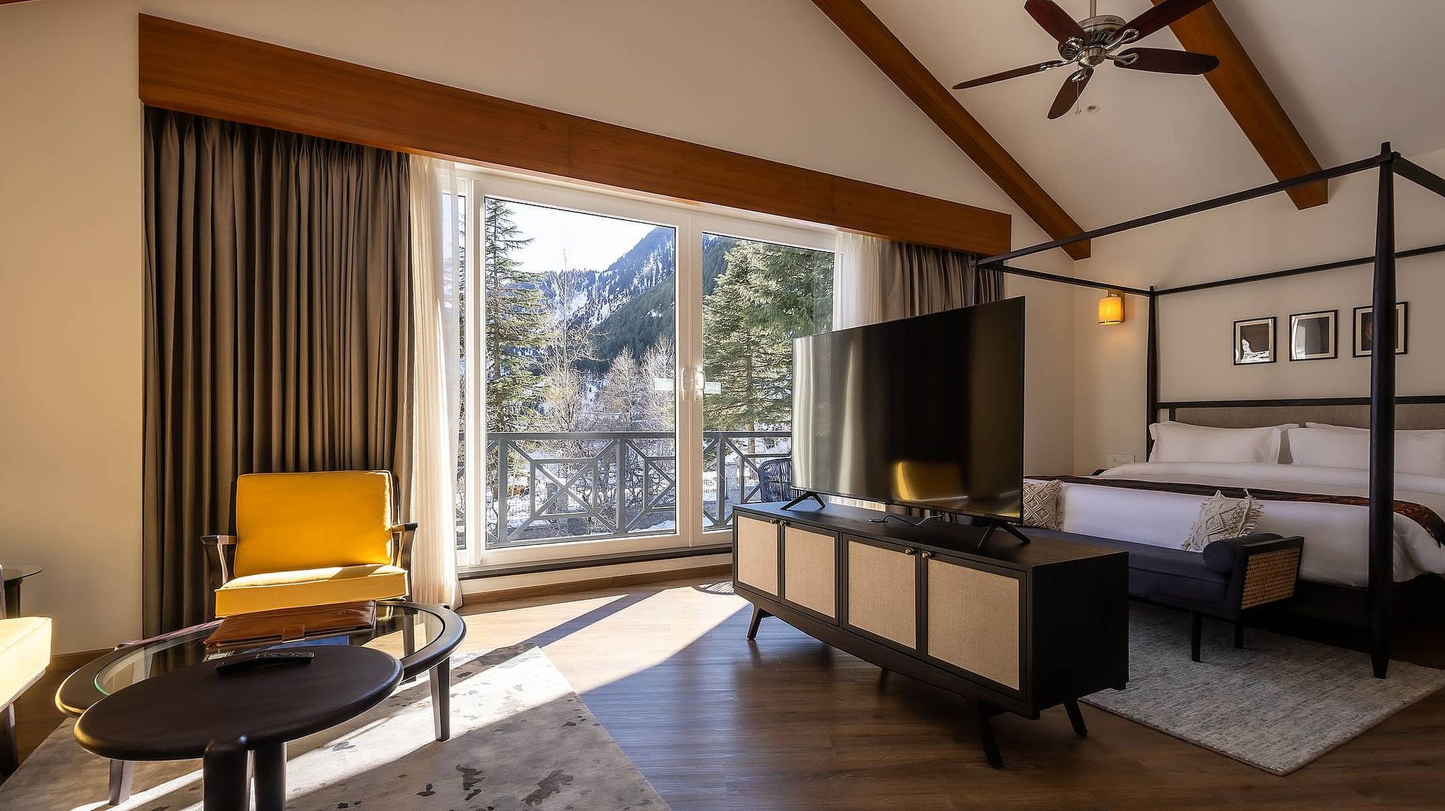 Suite with Balcony and Mountain View