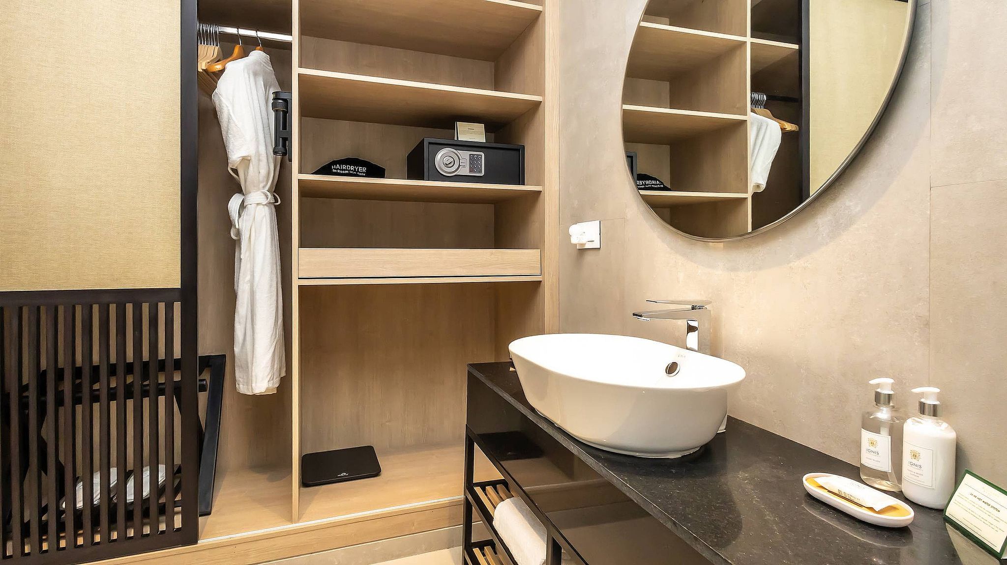 Suite with Balcony and Mountain View