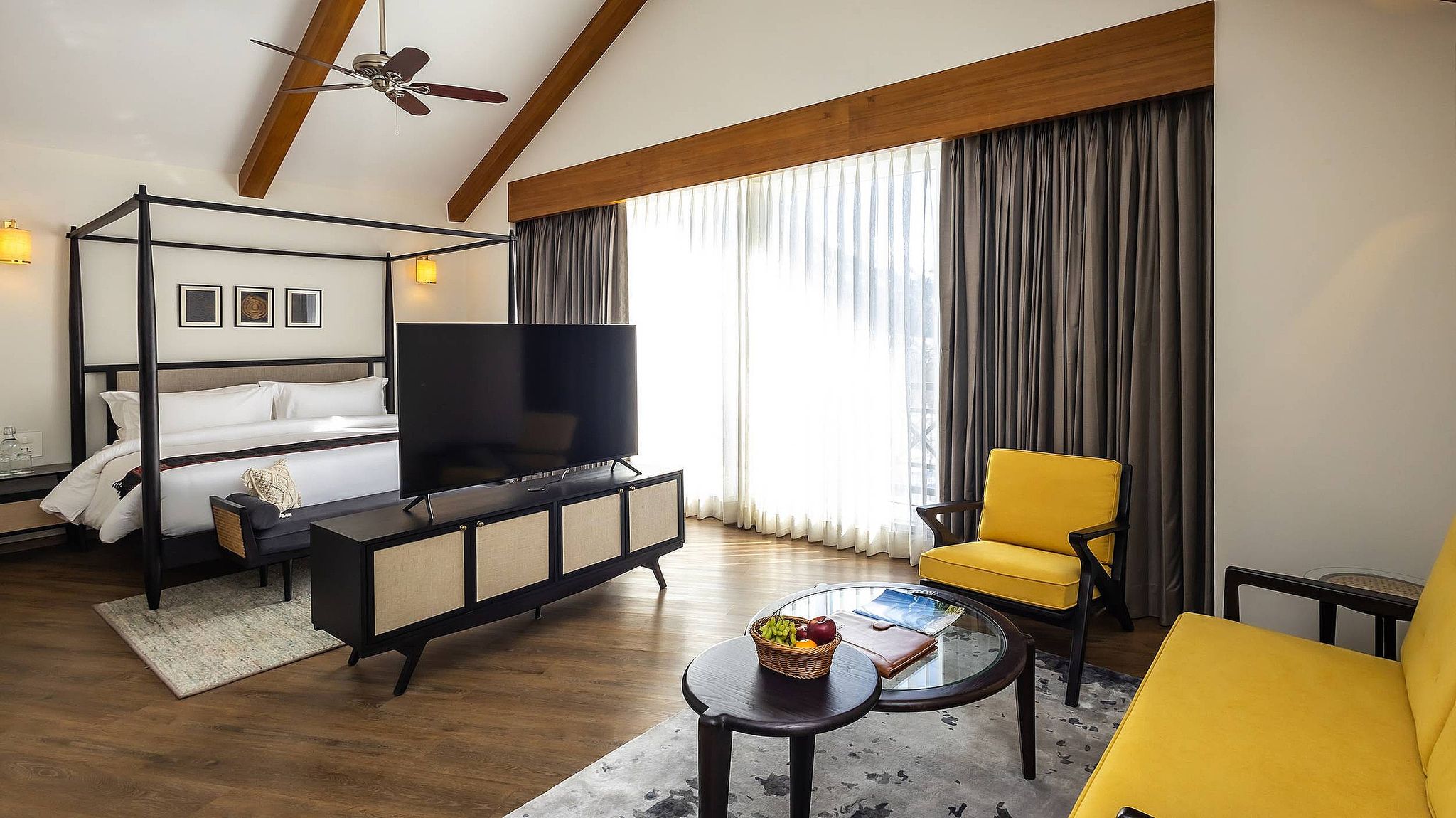 Suite with Balcony and Mountain View