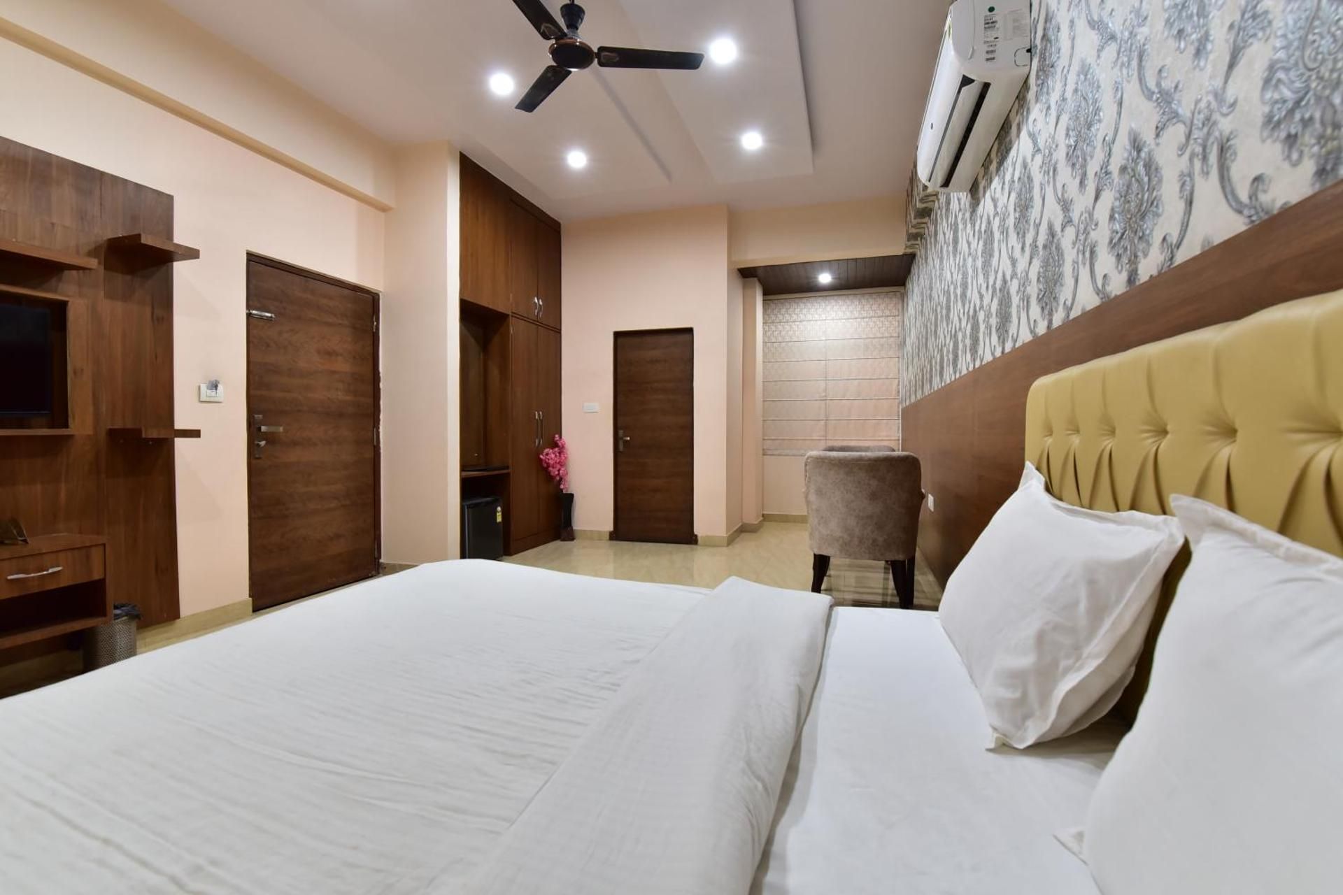 Hotel Signature Prime Vaishali Nagar Jaipur Deluxe Room 2
