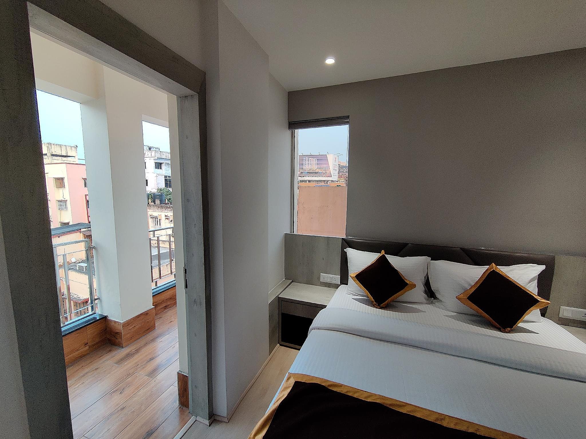 Superior Balcony King