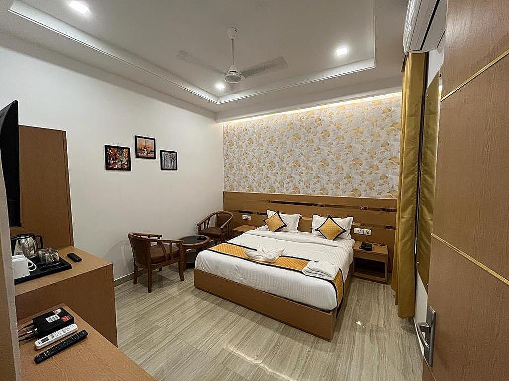 Hotel Royal Casa Lucknow Deluxe Room 2