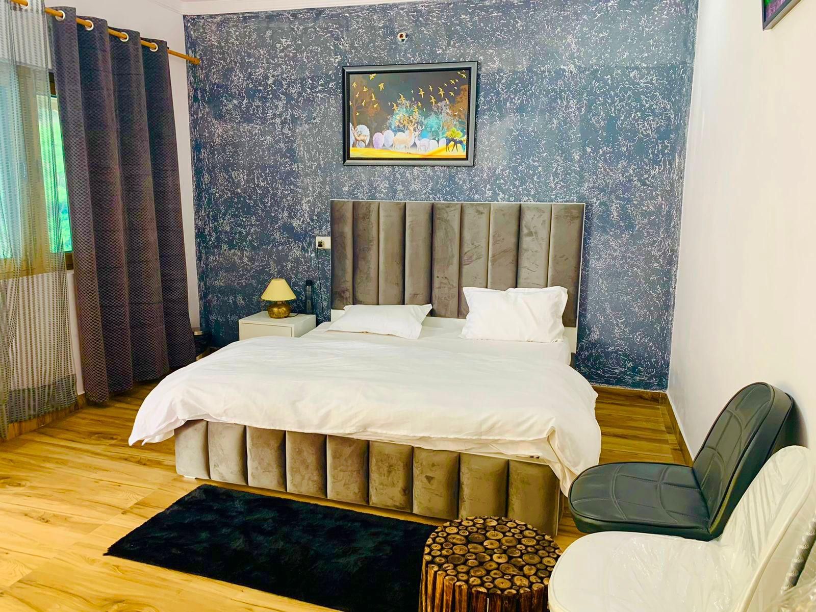 Deluxe Mountain View King Room