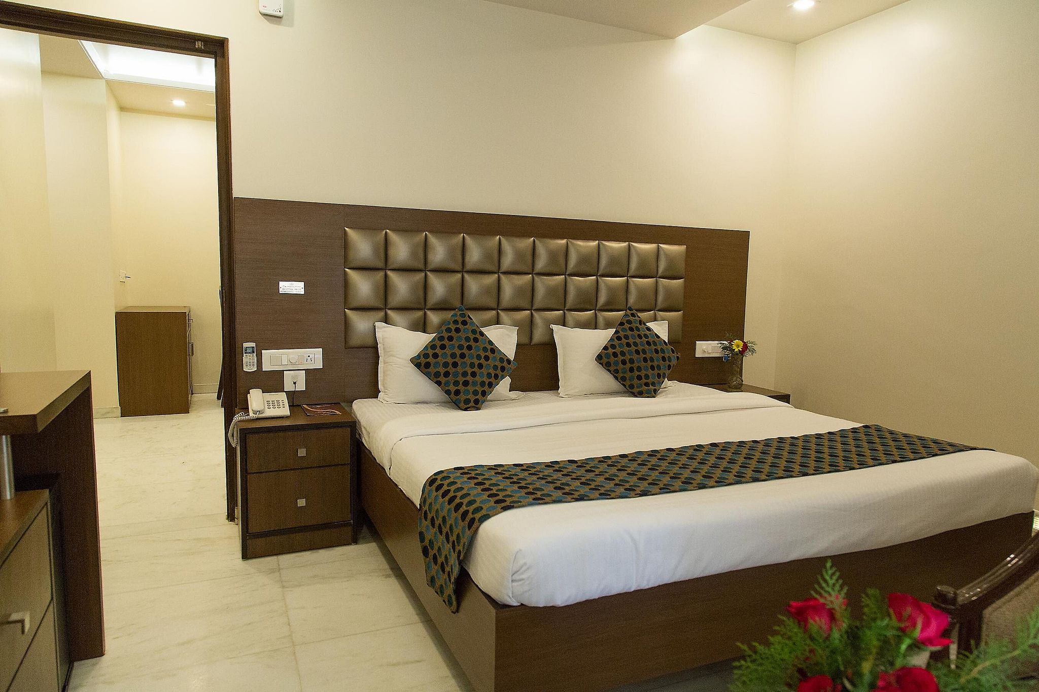 The Majestic Manor Standard Room (Queen Bed) 3